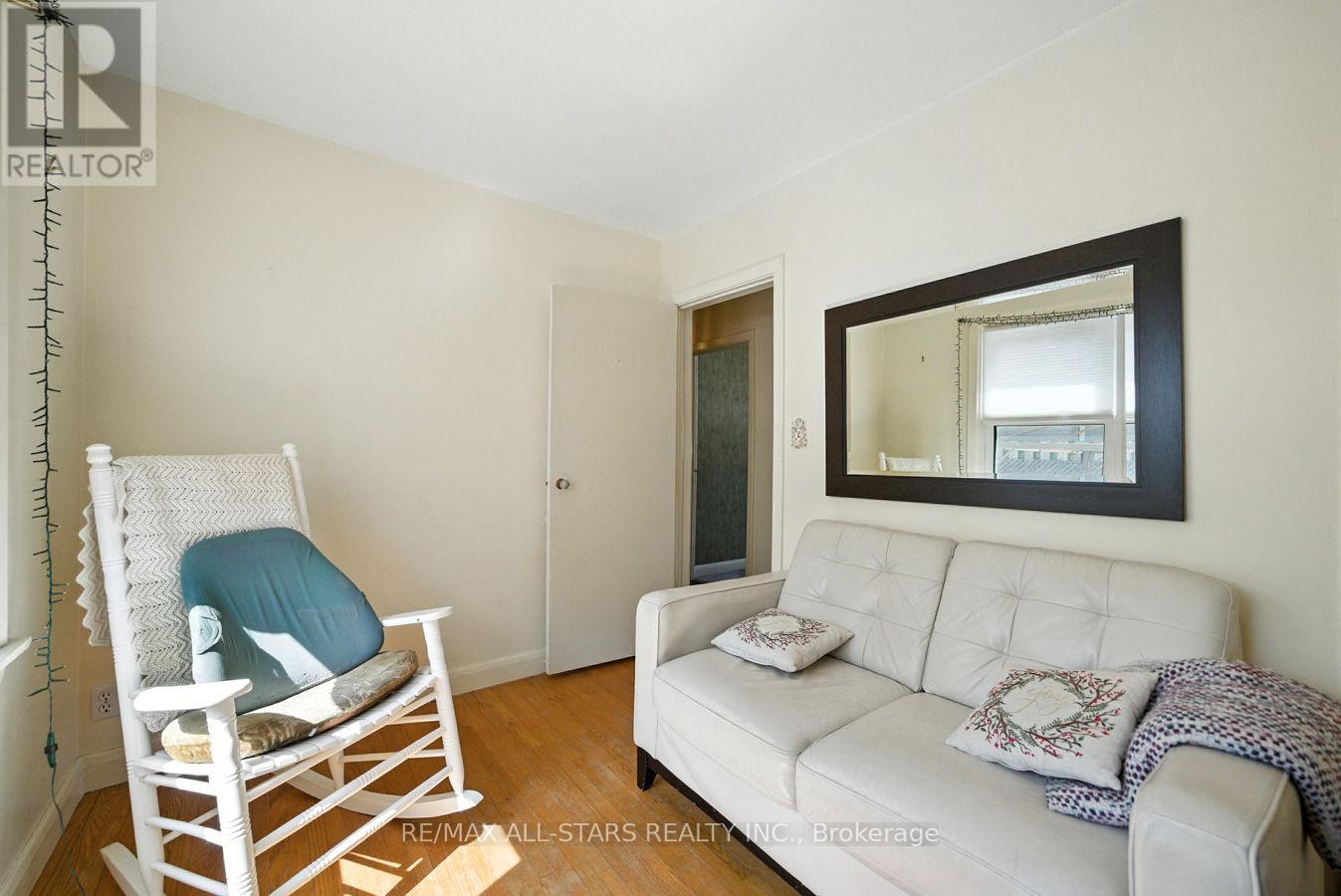 Photo 17 of 109 Sherwood Avenue, Oshawa ON