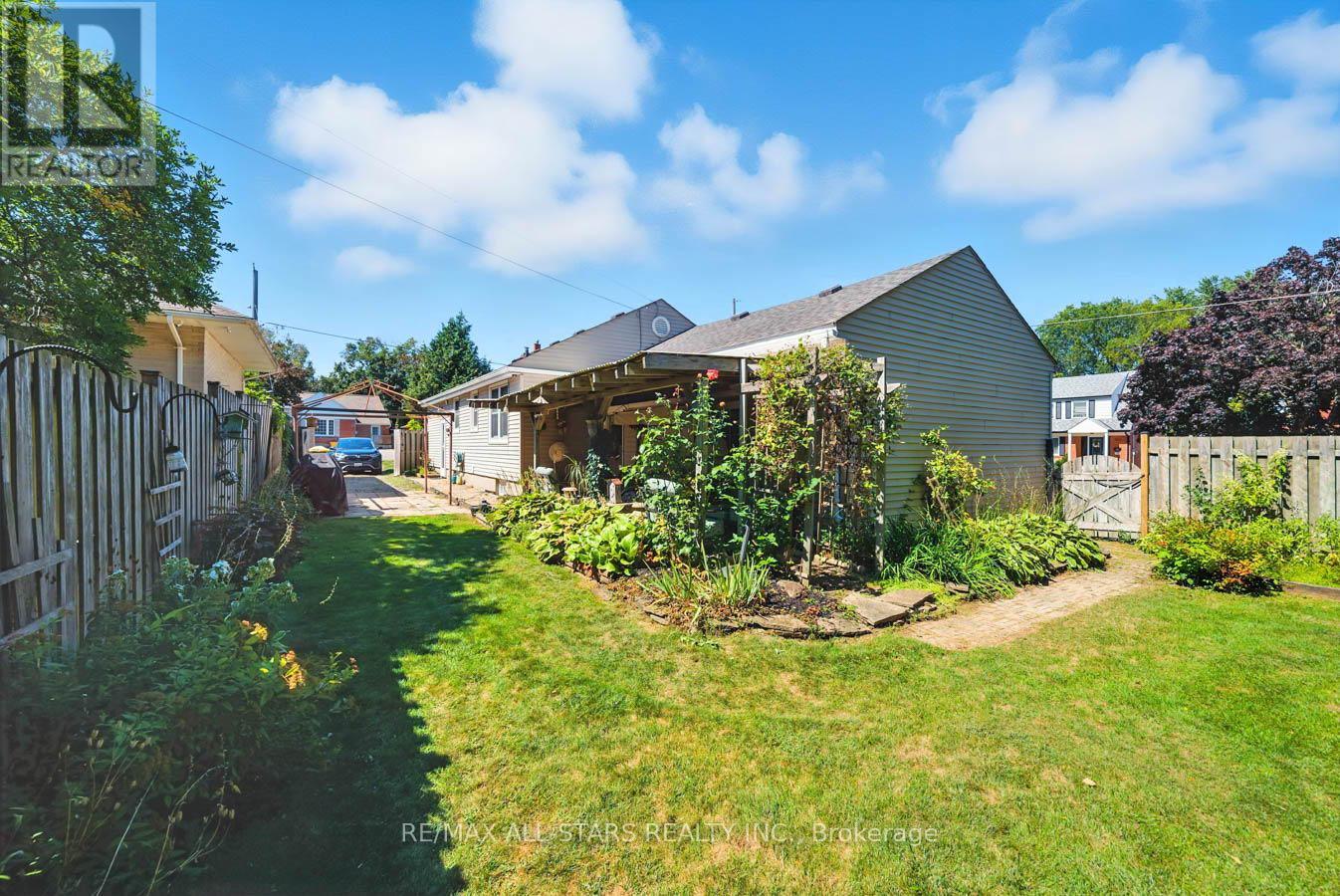 Photo 41 of 109 Sherwood Avenue, Oshawa ON