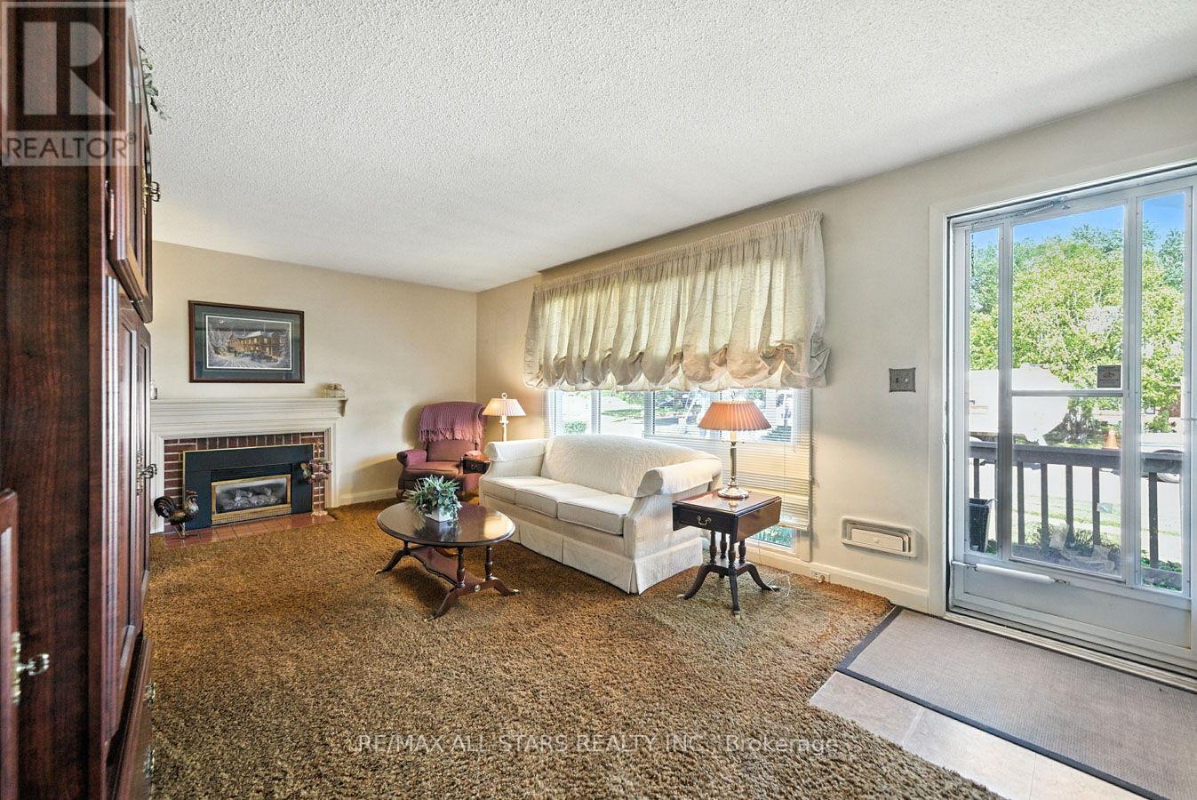 Photo 8 of 109 Sherwood Avenue, Oshawa ON