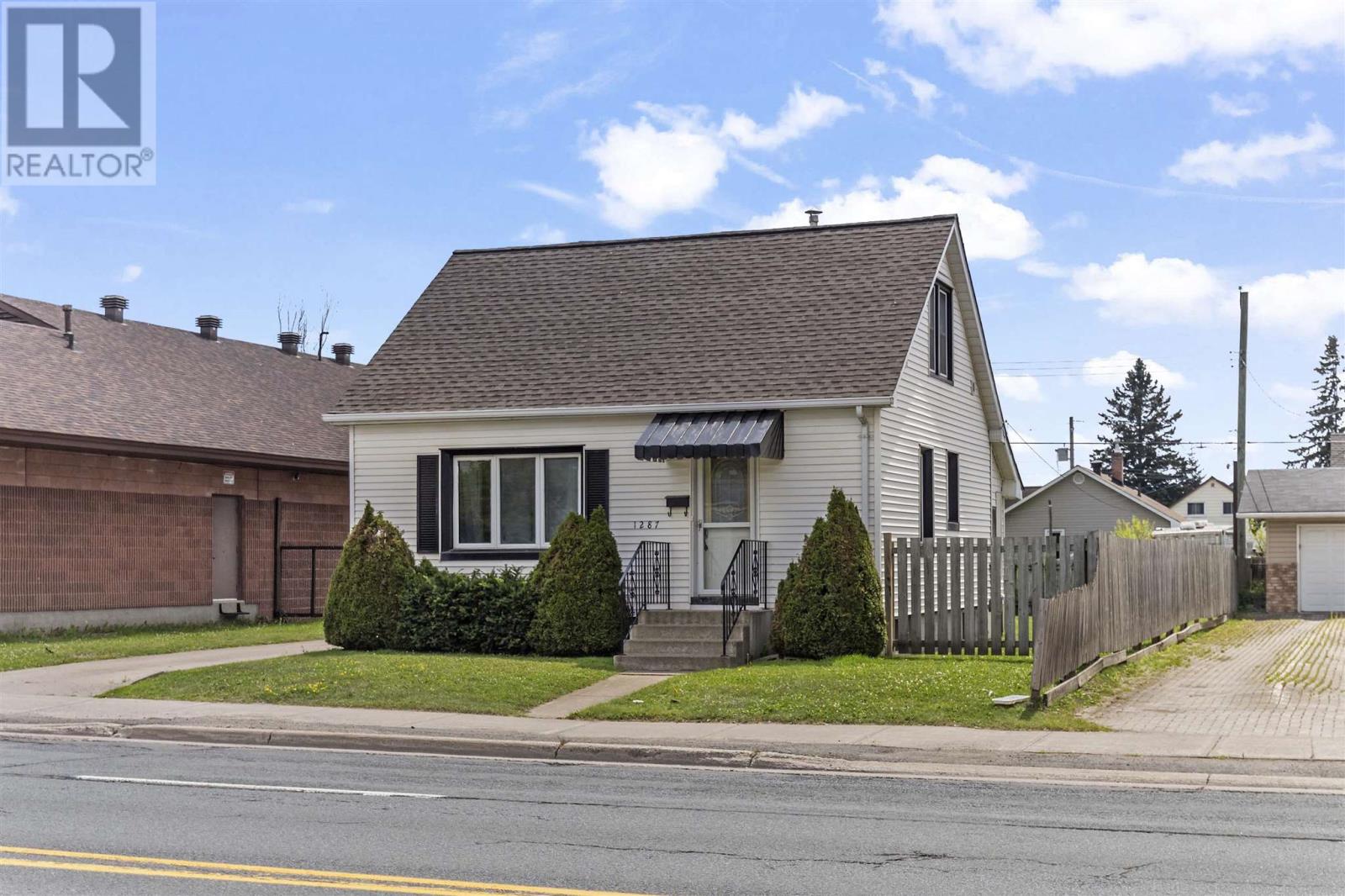 Photo 3 of 1287 Wellington St E, Sault Ste Marie ON