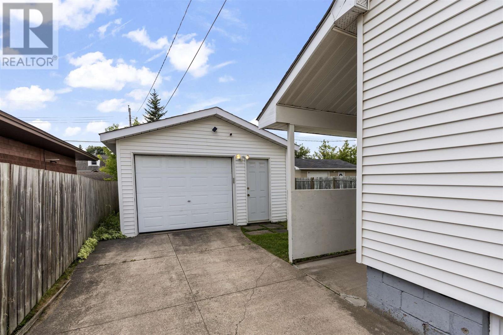 Photo 4 of 1287 Wellington St E, Sault Ste Marie ON