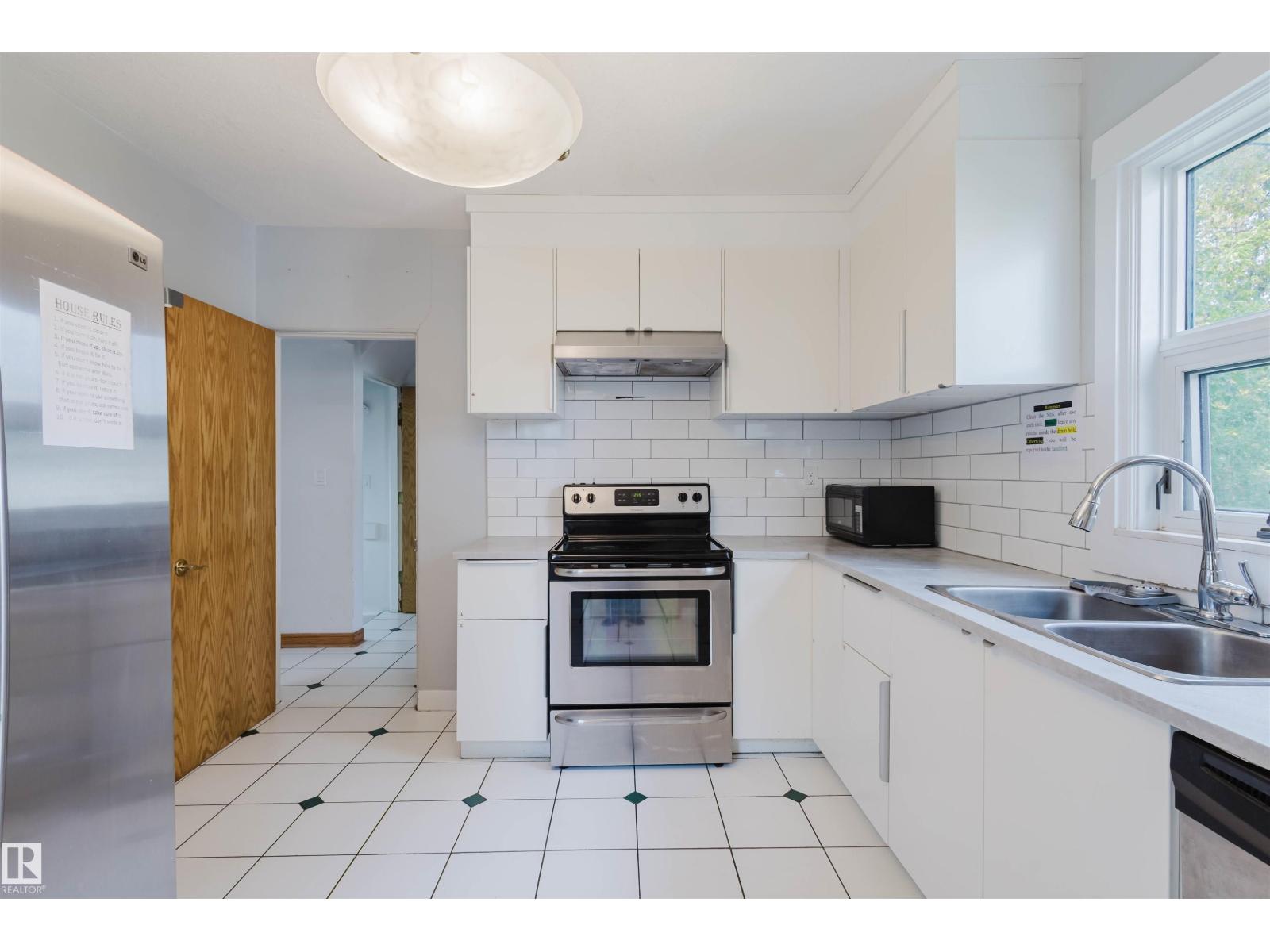 Photo 10 of 10948 75 Av Nw, Edmonton AB