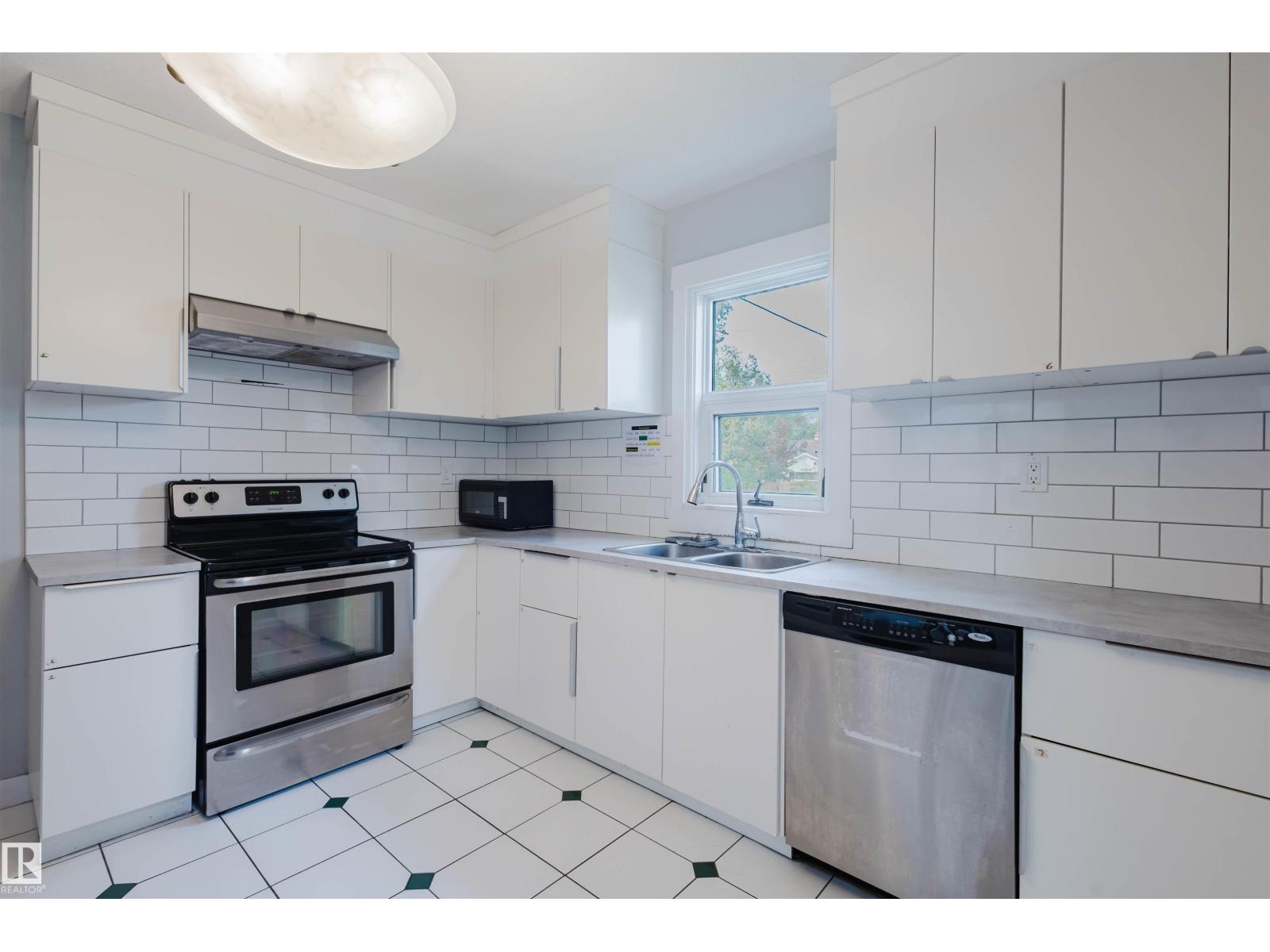 Photo 11 of 10948 75 Av Nw, Edmonton AB
