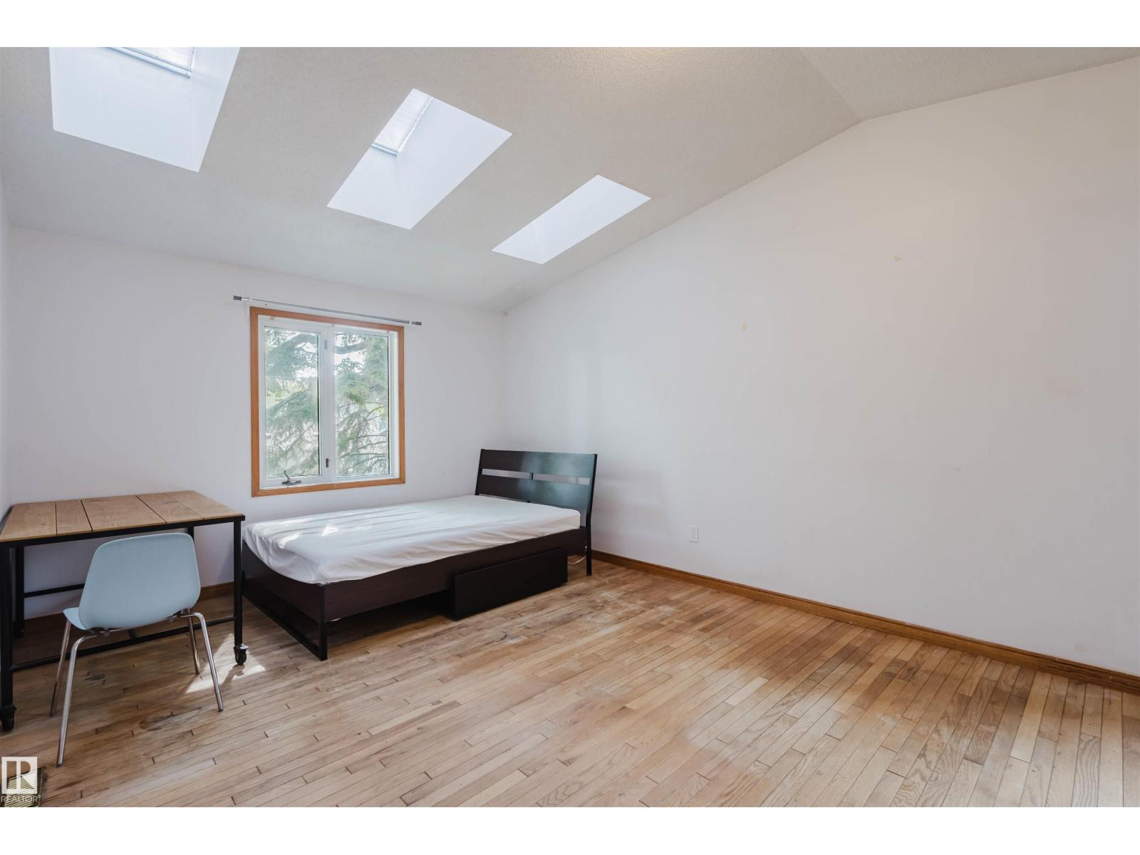 Photo 14 of 10948 75 Av Nw, Edmonton AB