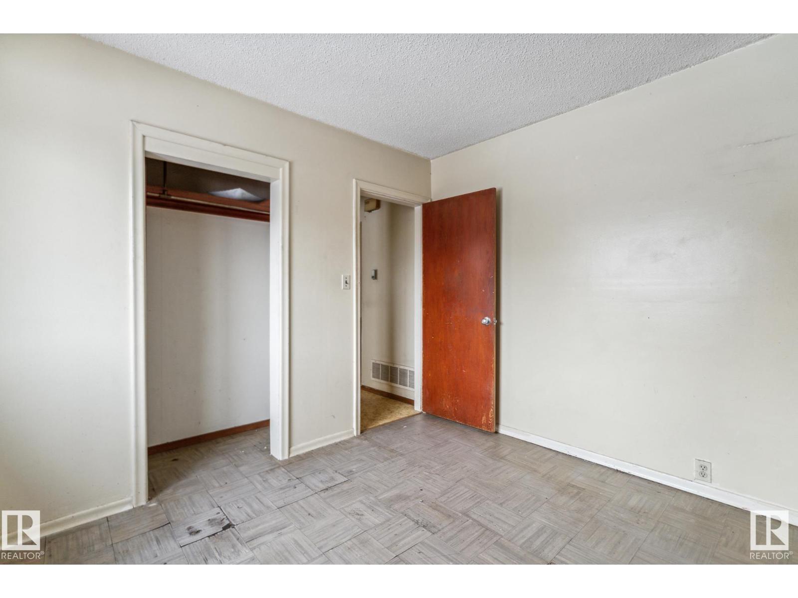 Photo 4 of 12125 40 St Nw, Edmonton AB