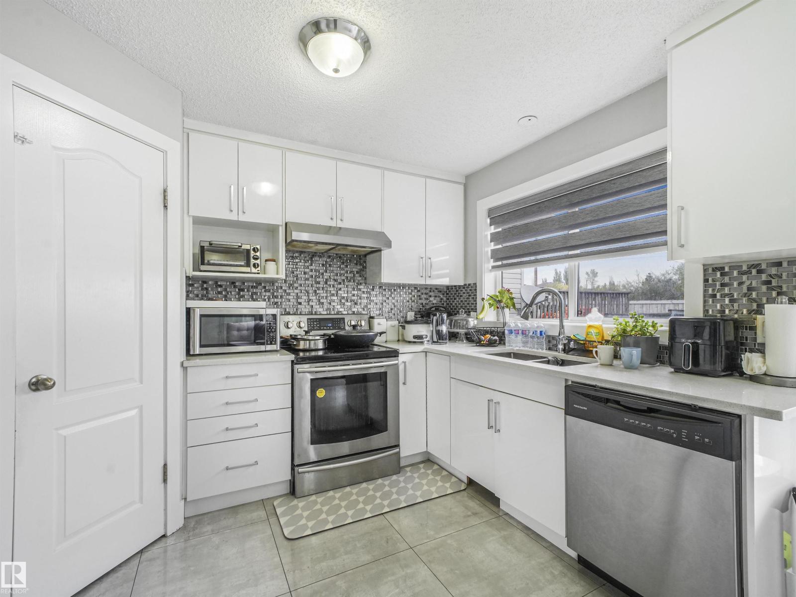 Photo 14 of 3707 28 St Nw, Edmonton AB