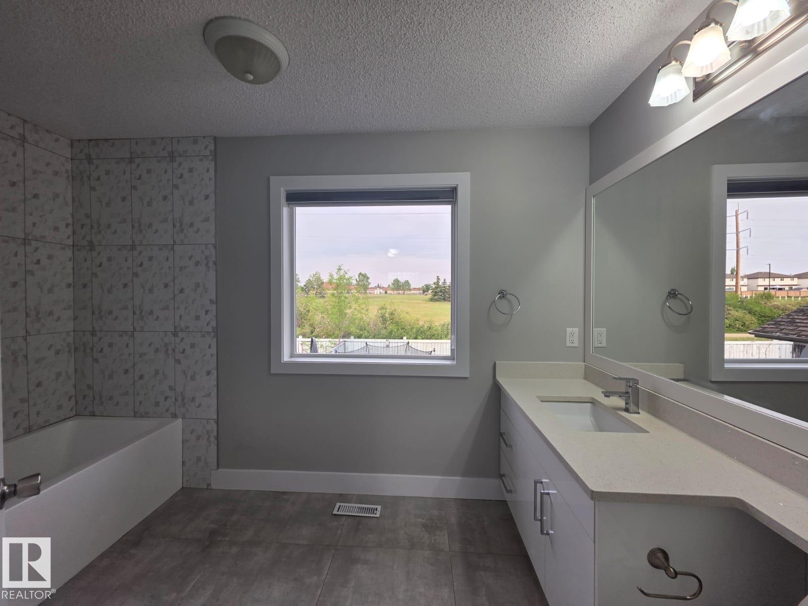 Photo 30 of 3707 28 St Nw, Edmonton AB