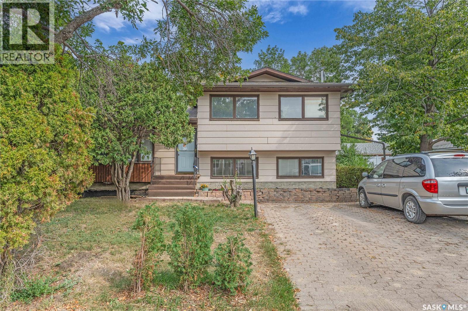 Photo 1 of Cres 110 Salemka Crescent, Regina SK