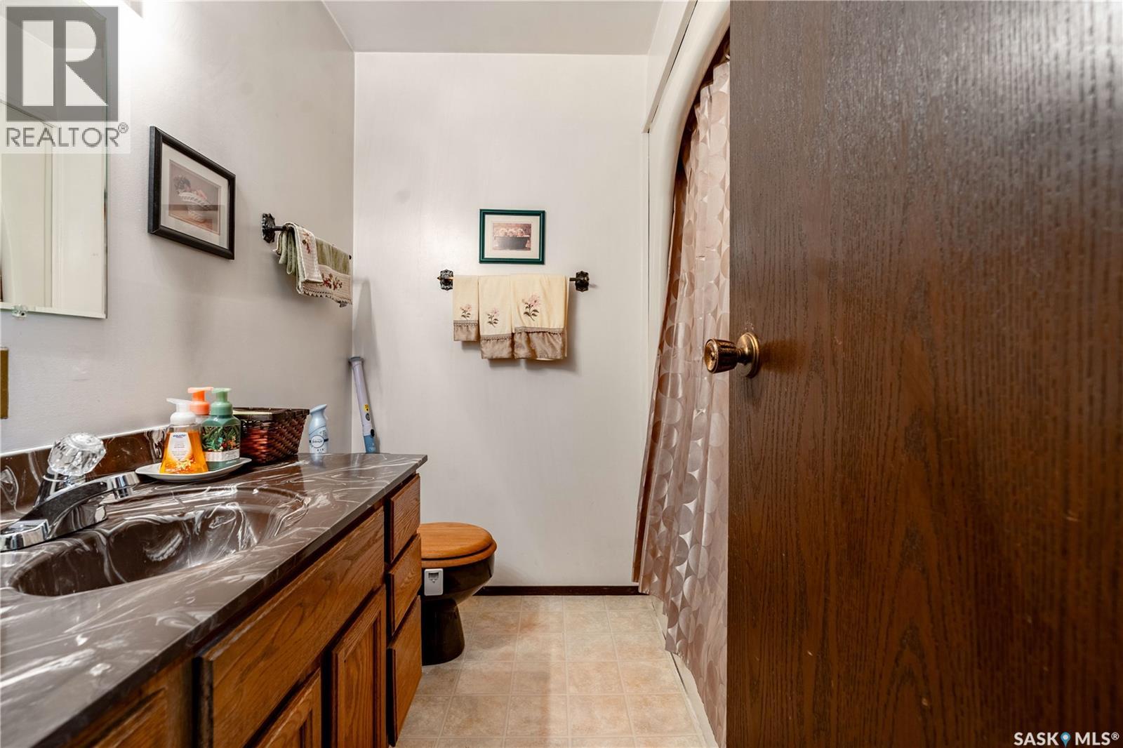 Photo 16 of Cres 110 Salemka Crescent, Regina SK