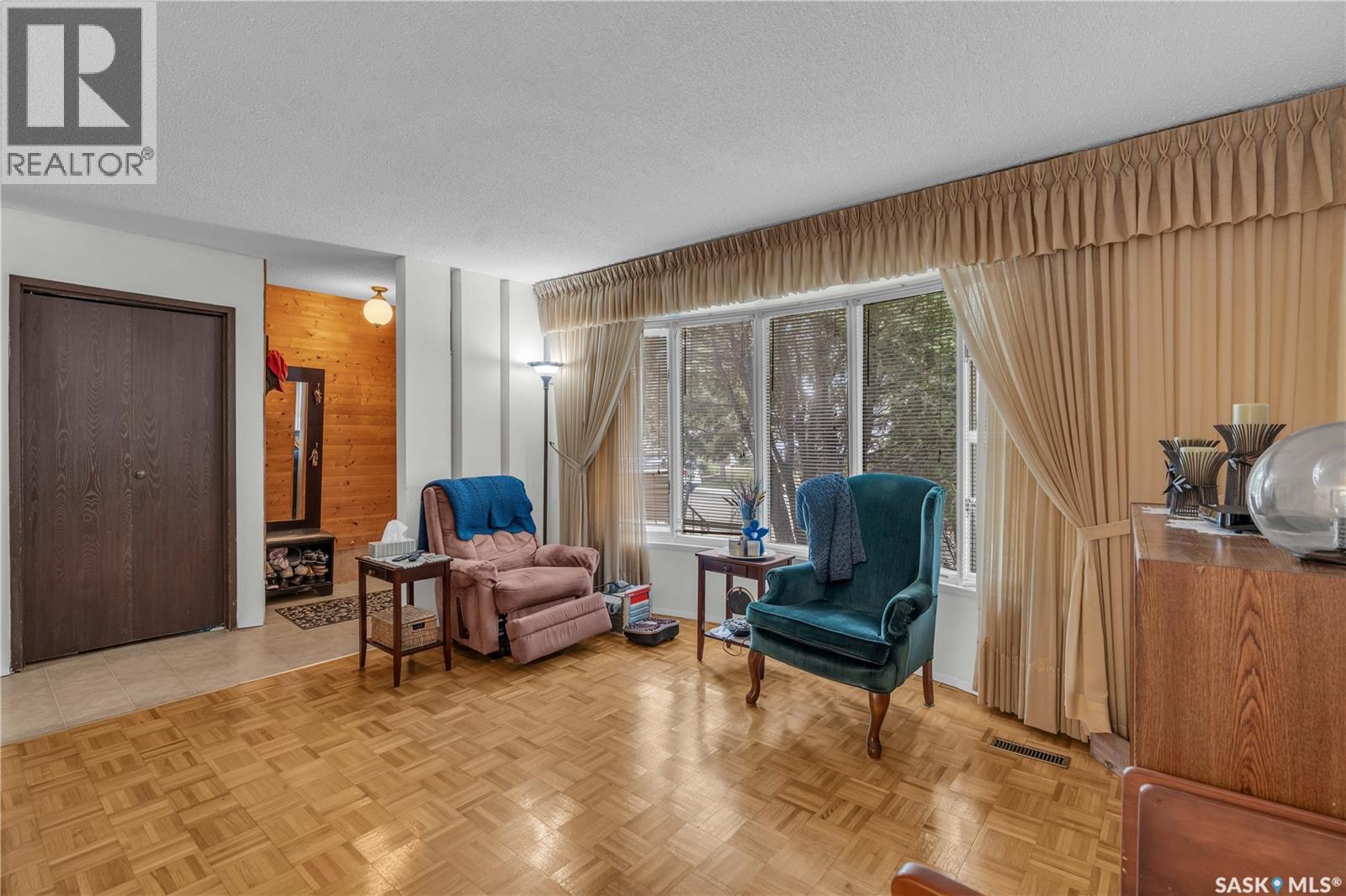 Photo 5 of Cres 110 Salemka Crescent, Regina SK