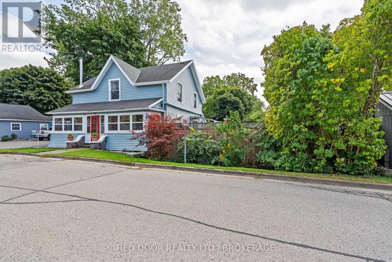 292 HETTY STREET W Property Photo