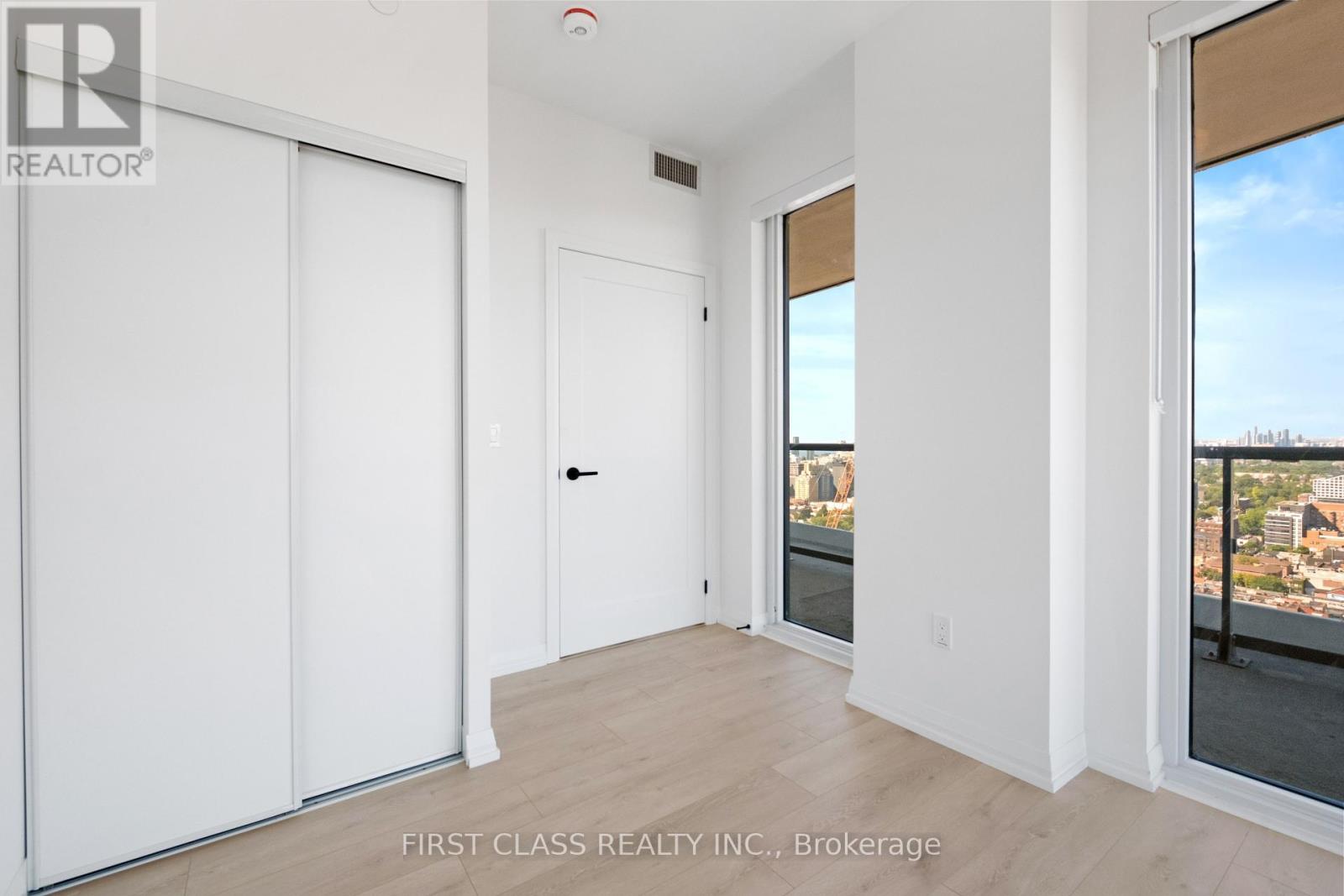 Photo 6 of 2911 280 Dundas Street, Toronto ON