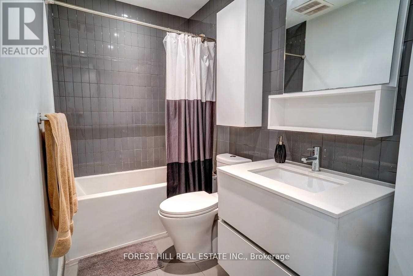 Photo 11 of 426 377 Madison Avenue, Toronto ON