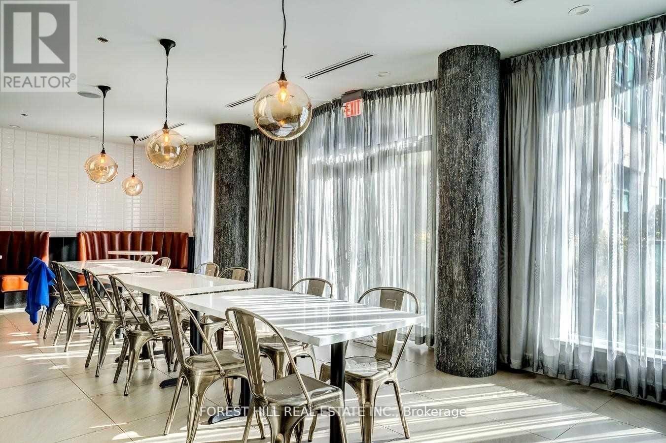 Photo 4 of 426 377 Madison Avenue, Toronto ON