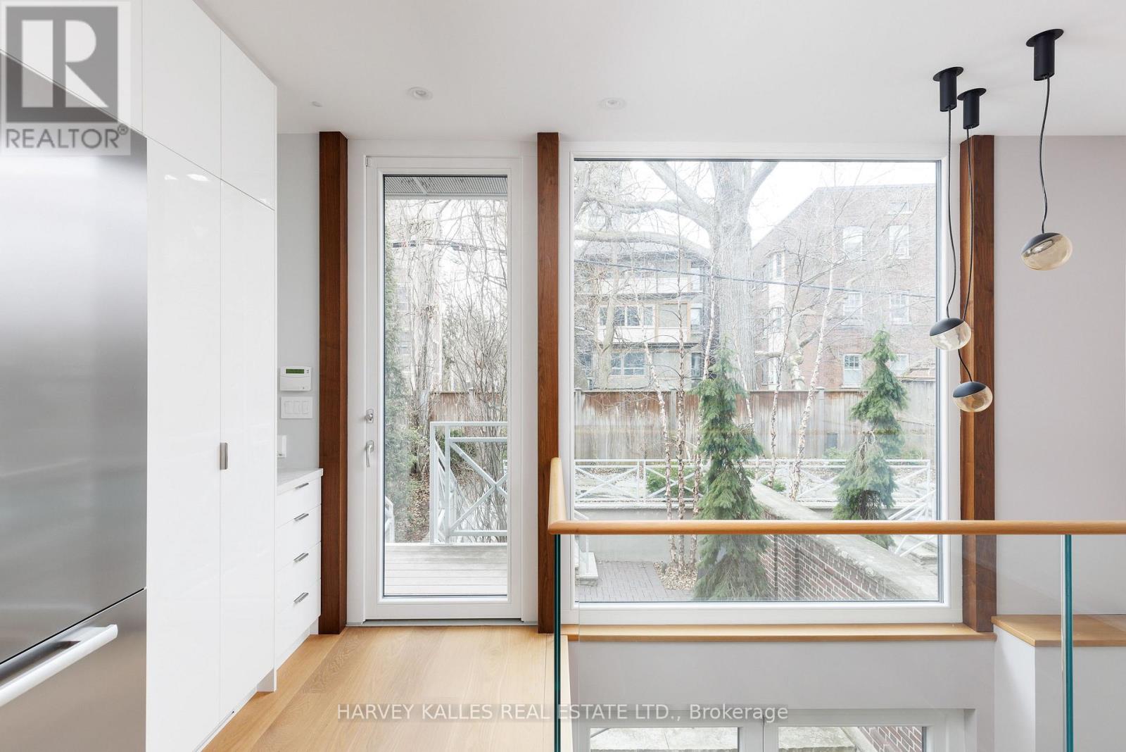 Photo 12 of 94 A Admiral Road, Toronto ON