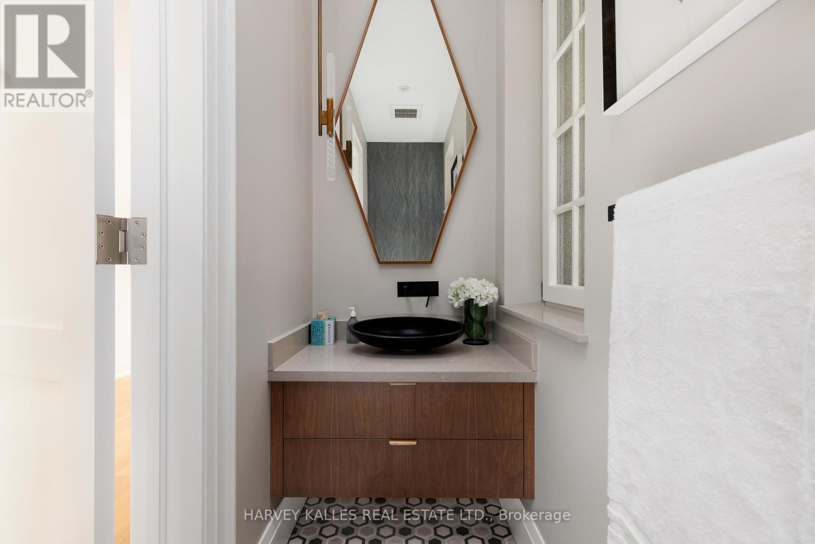 Photo 15 of 94 A Admiral Road, Toronto ON