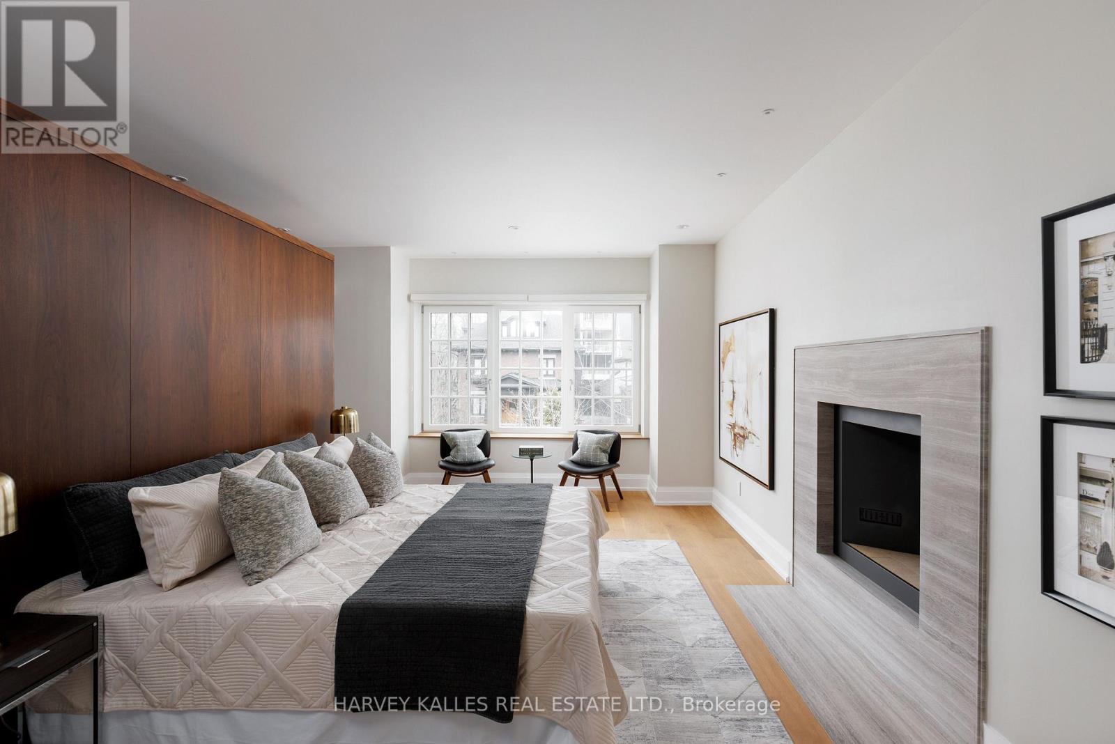 Photo 17 of 94 A Admiral Road, Toronto ON
