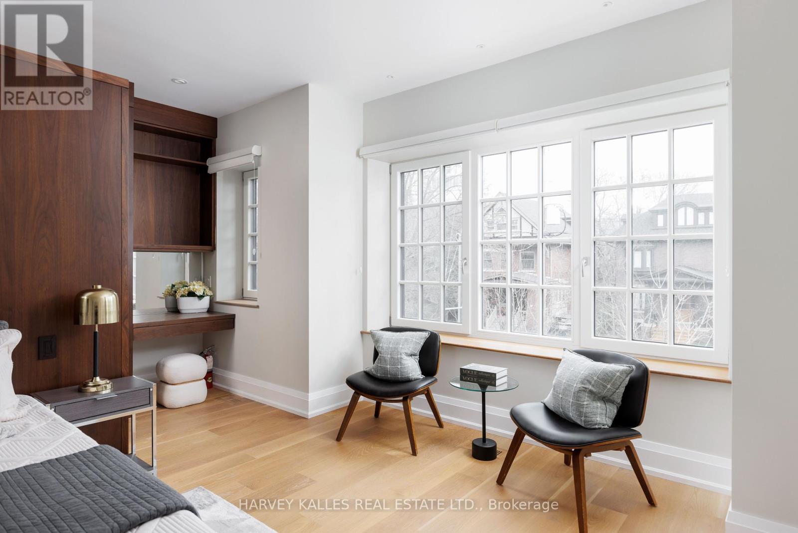 Photo 18 of 94 A Admiral Road, Toronto ON