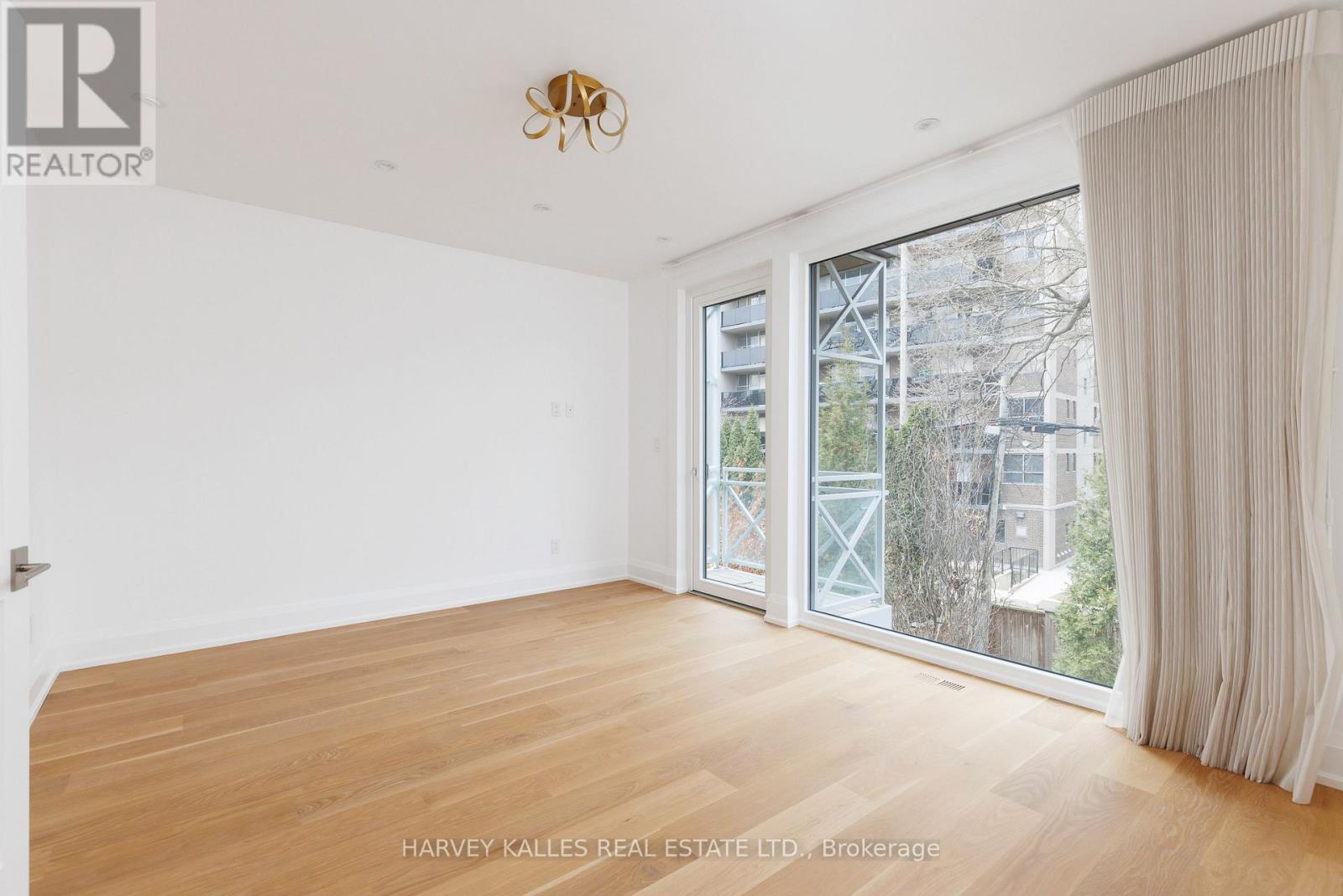 Photo 25 of 94 A Admiral Road, Toronto ON