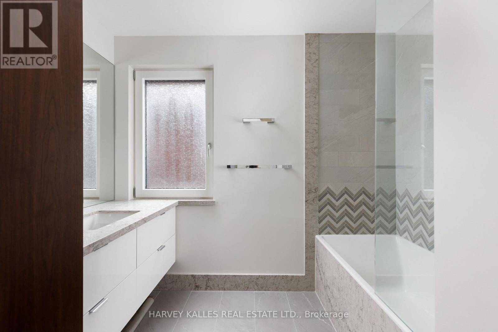 Photo 26 of 94 A Admiral Road, Toronto ON