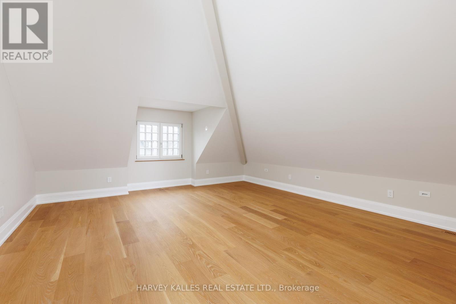 Photo 32 of 94 A Admiral Road, Toronto ON