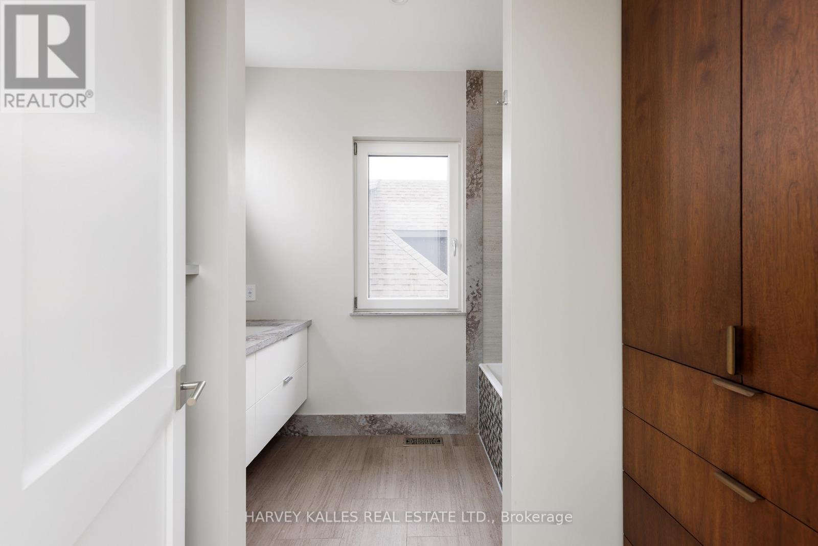 Photo 33 of 94 A Admiral Road, Toronto ON