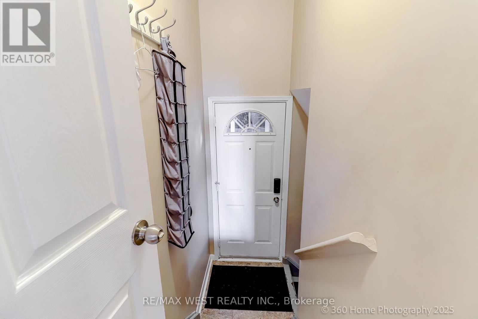 Photo 11 of 152 Benjamin Boulevard, Toronto ON