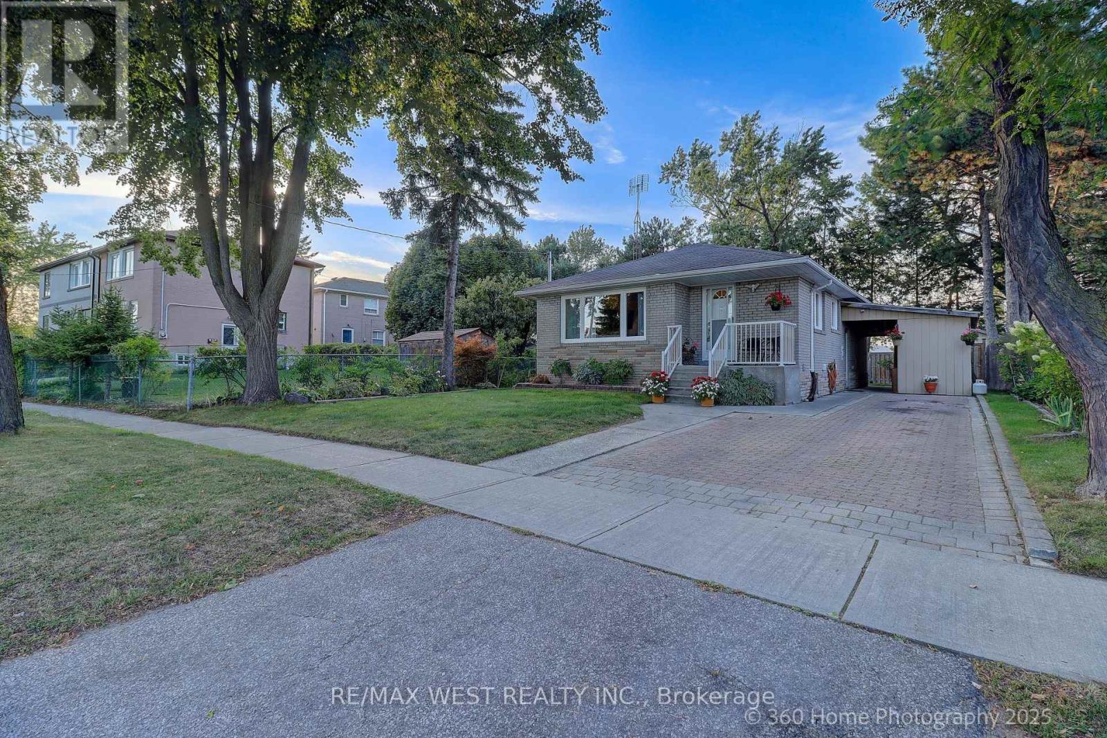 Photo 2 of 152 Benjamin Boulevard, Toronto ON