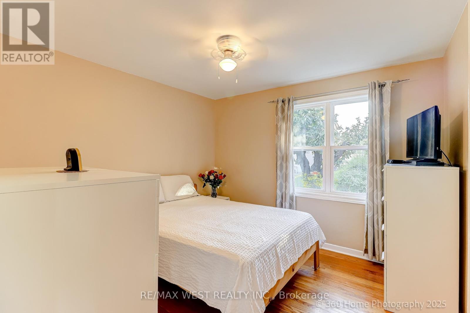Photo 7 of 152 Benjamin Boulevard, Toronto ON