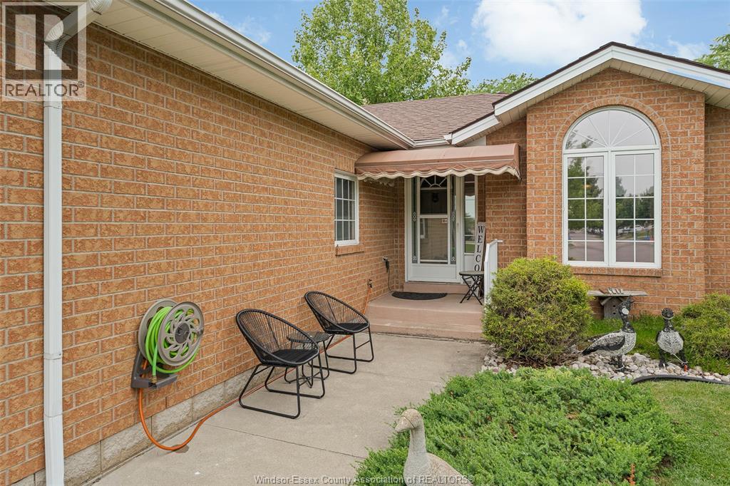 Photo 2 of 402 Thornridge Crescent, Amherstburg ON