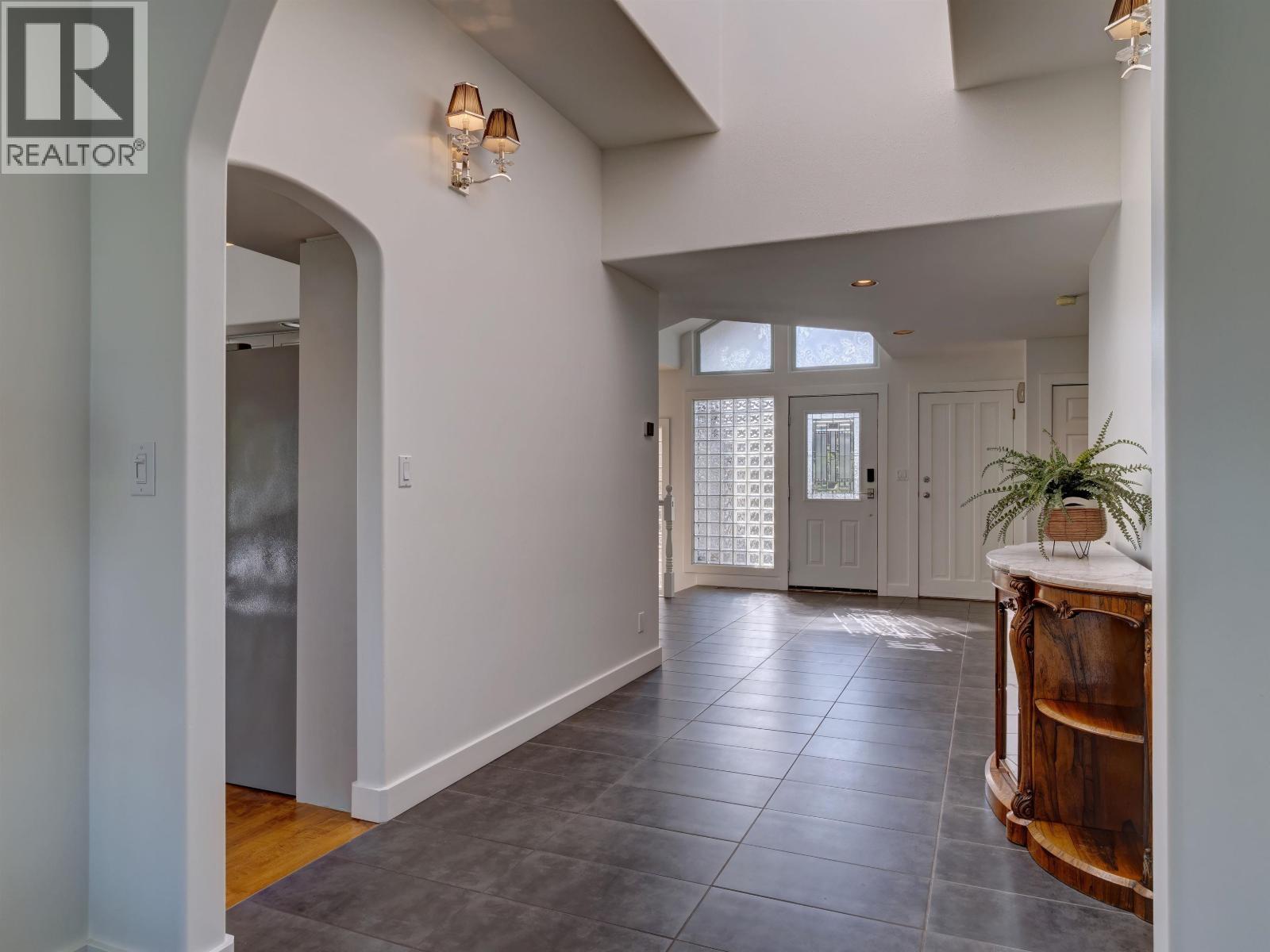 803 OCEANMOUNT BOULEVARD, Gibsons