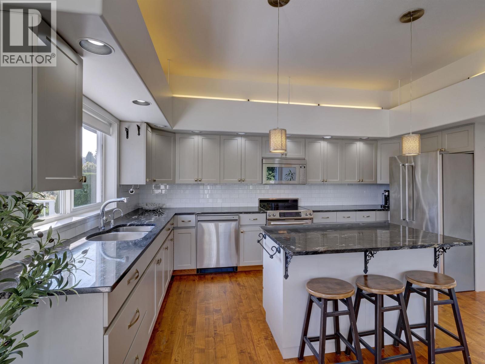 803 OCEANMOUNT BOULEVARD, Gibsons