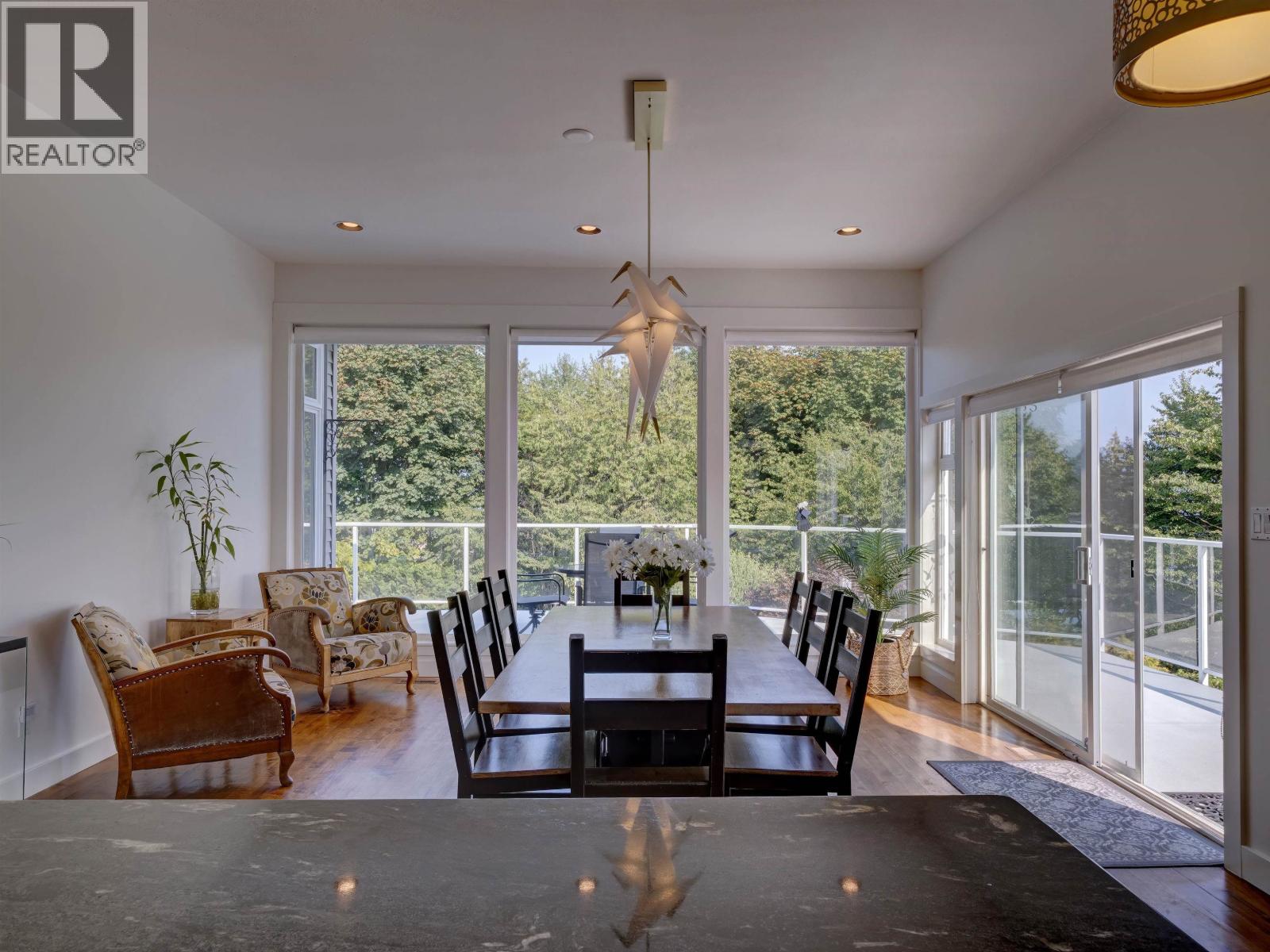 803 OCEANMOUNT BOULEVARD, Gibsons