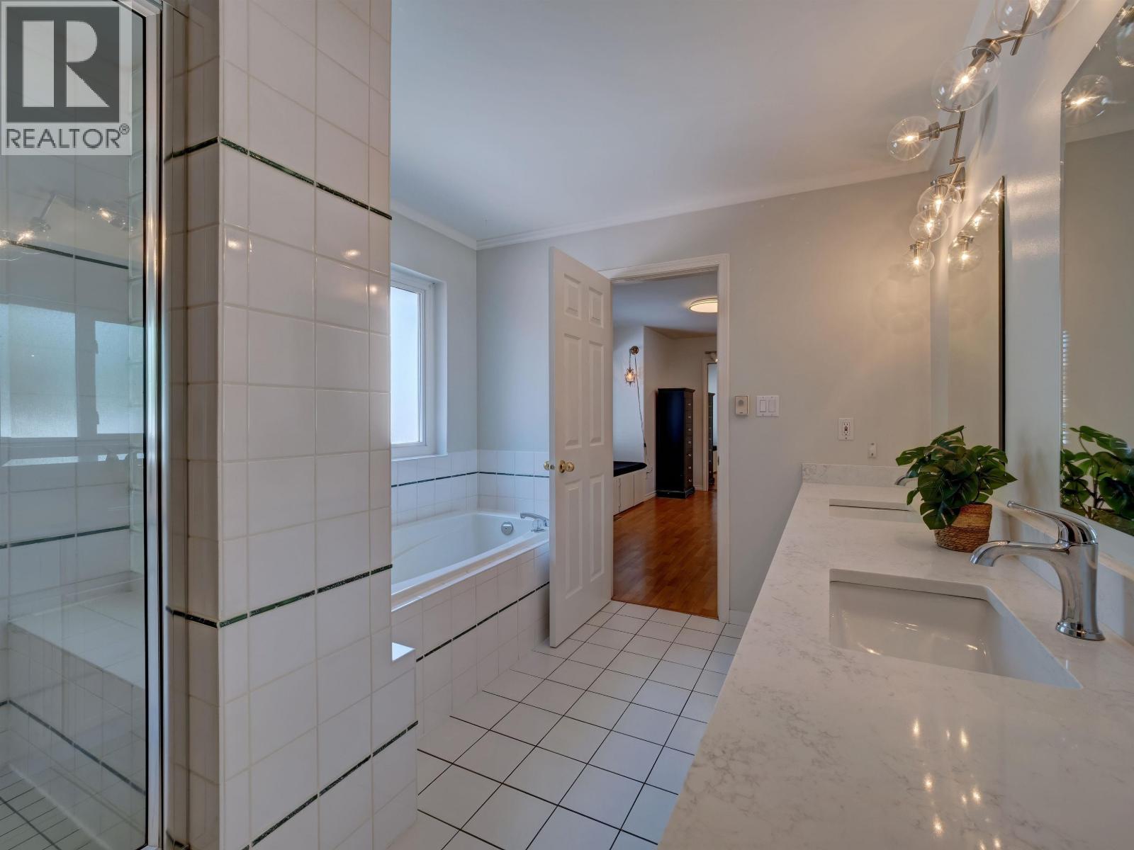 803 OCEANMOUNT BOULEVARD, Gibsons