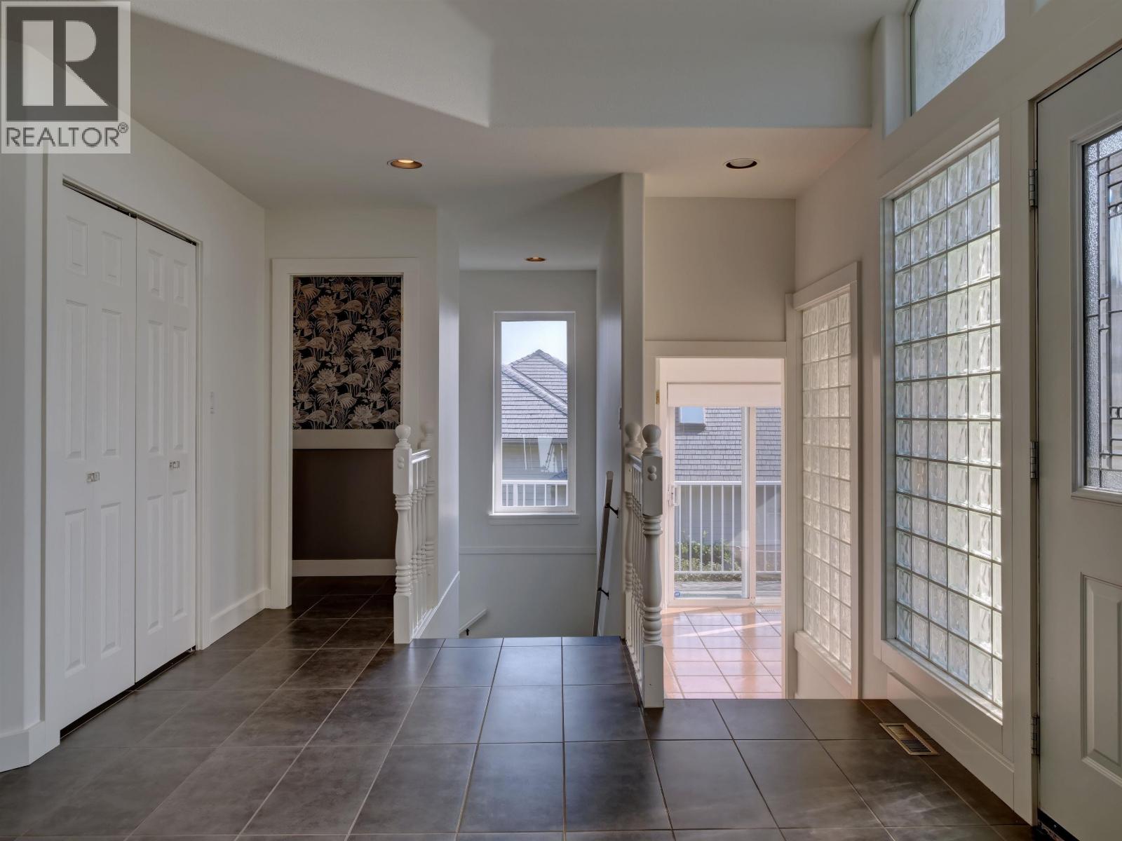 803 OCEANMOUNT BOULEVARD, Gibsons