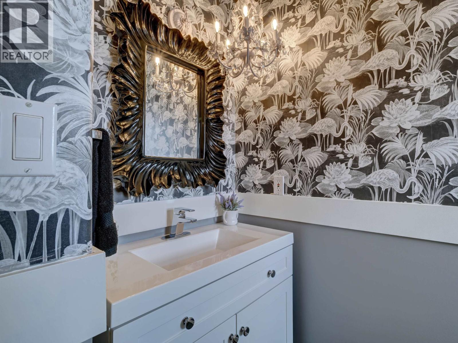 803 OCEANMOUNT BOULEVARD, Gibsons