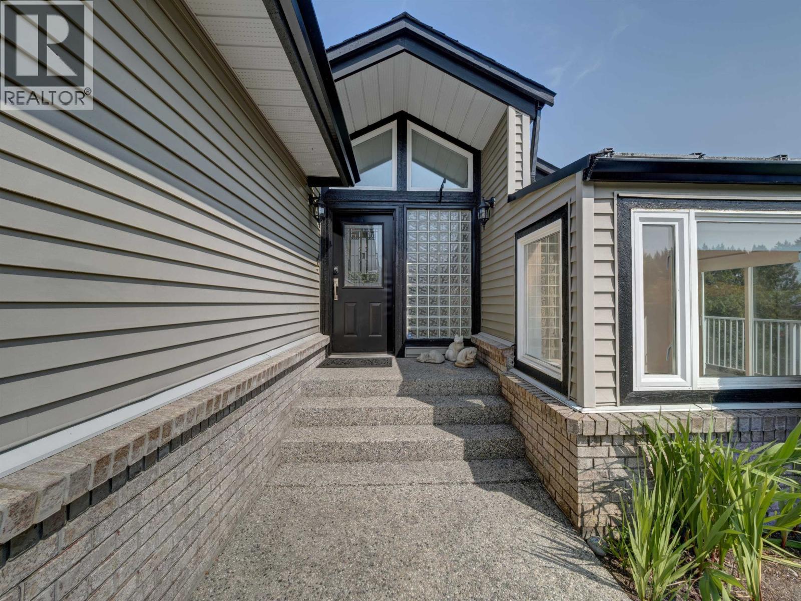 803 OCEANMOUNT BOULEVARD, Gibsons