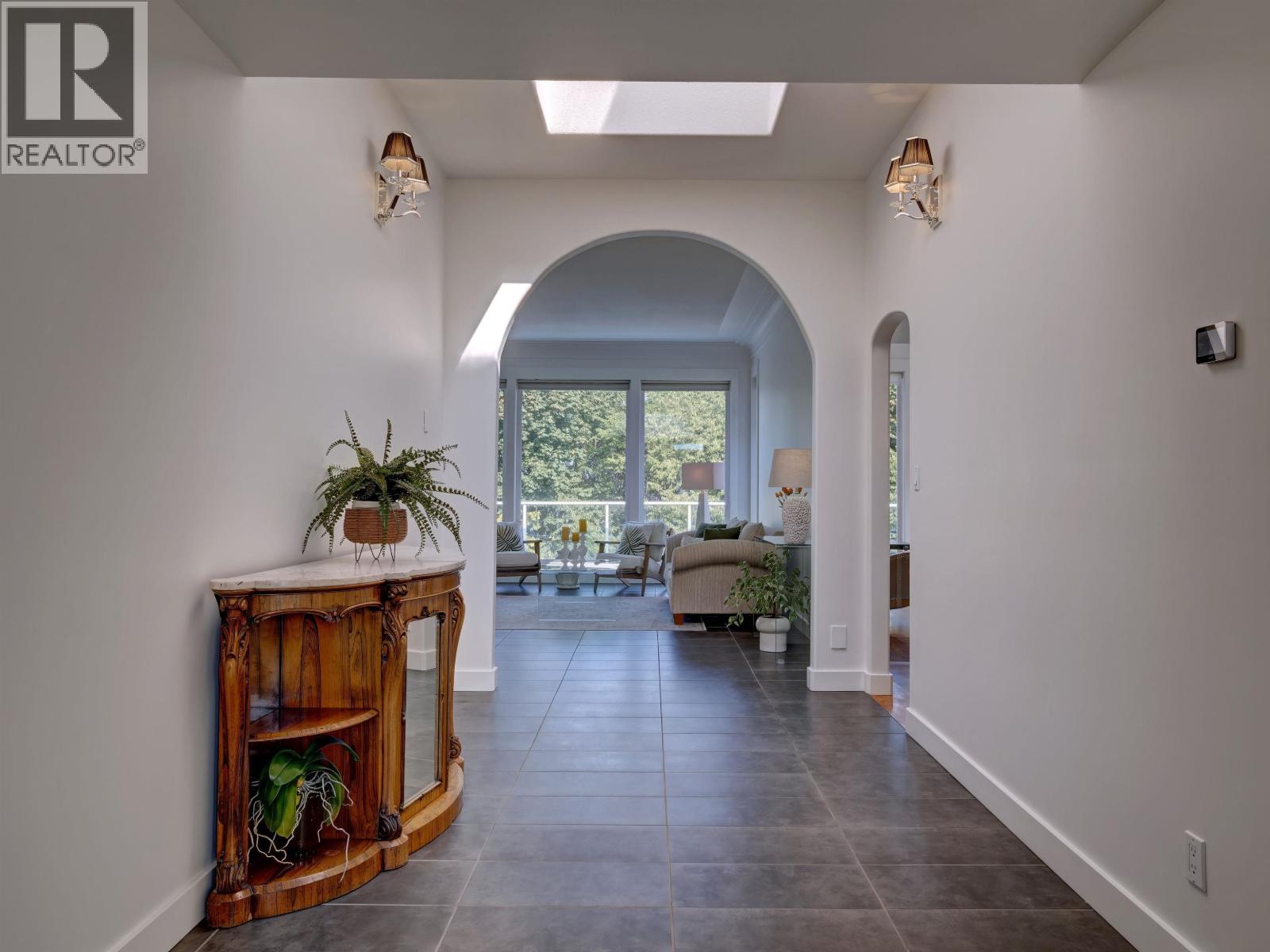 803 OCEANMOUNT BOULEVARD, Gibsons