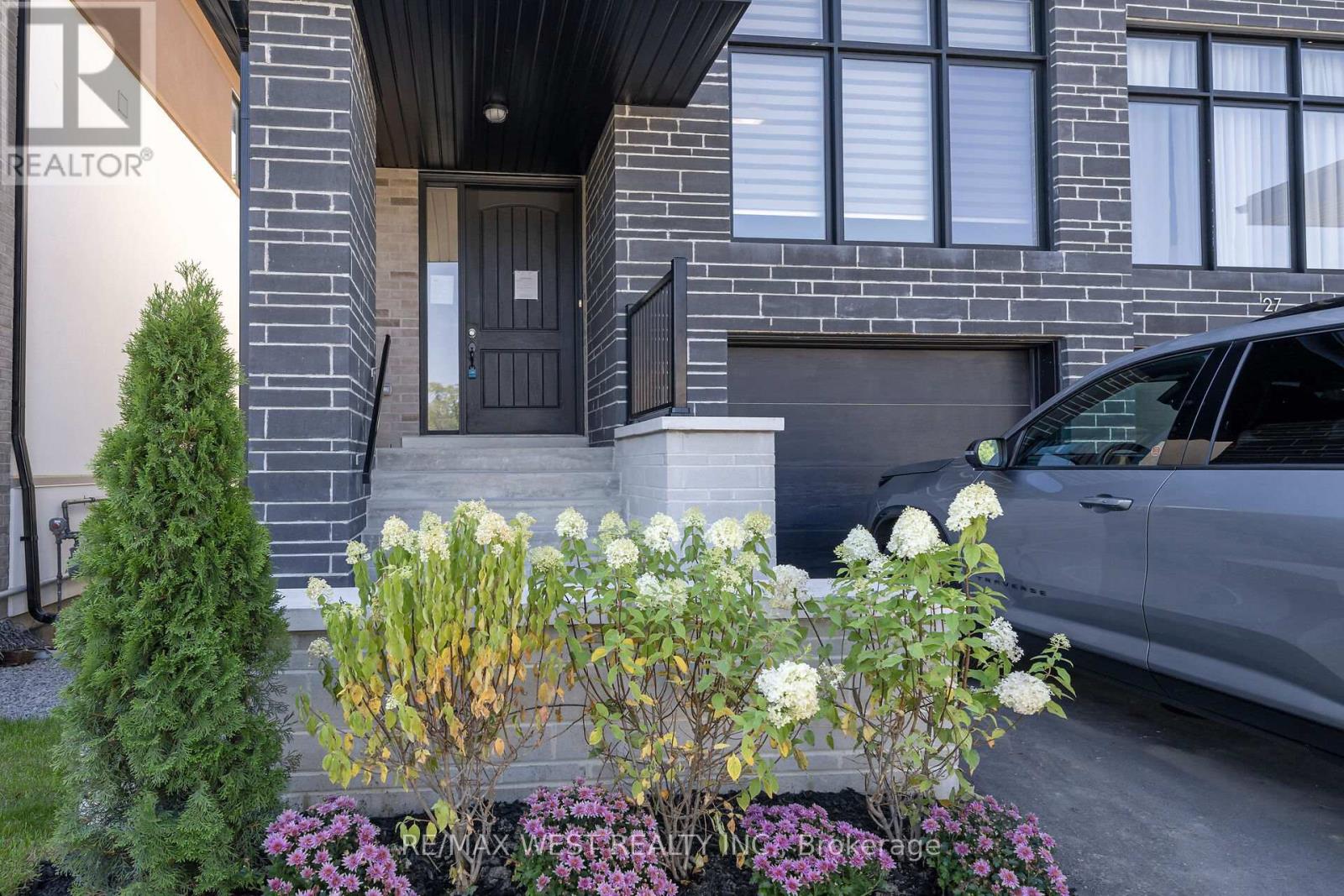 Photo 2 of 29 Direzze Court, Richmond Hill ON