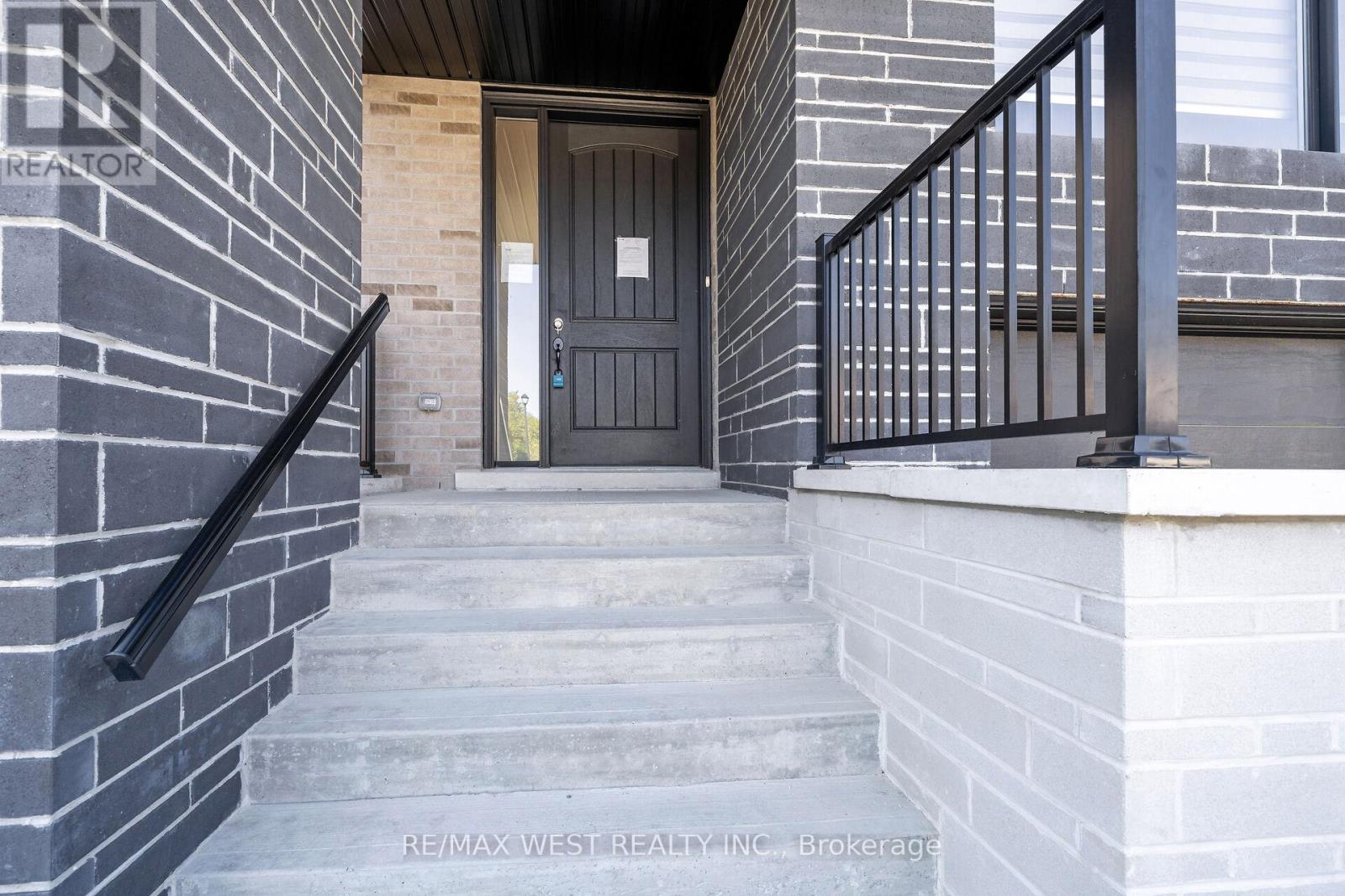 Photo 3 of 29 Direzze Court, Richmond Hill ON