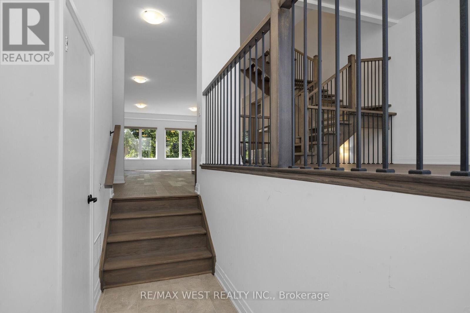Photo 5 of 29 Direzze Court, Richmond Hill ON