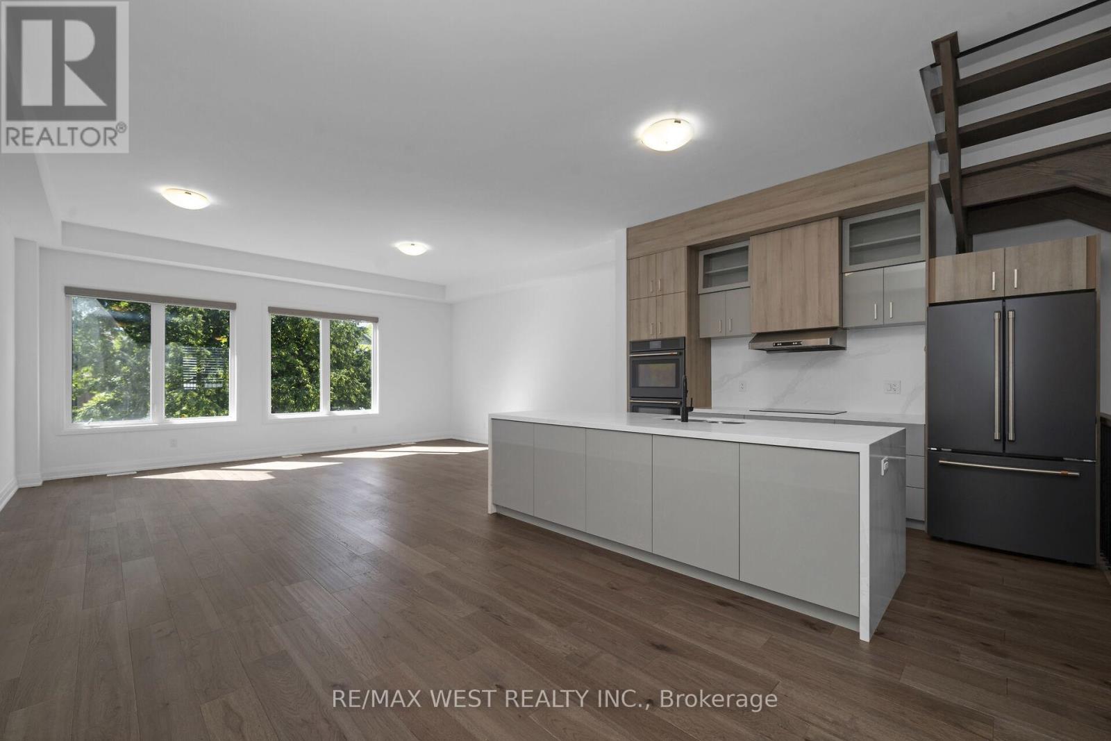 Photo 6 of 29 Direzze Court, Richmond Hill ON