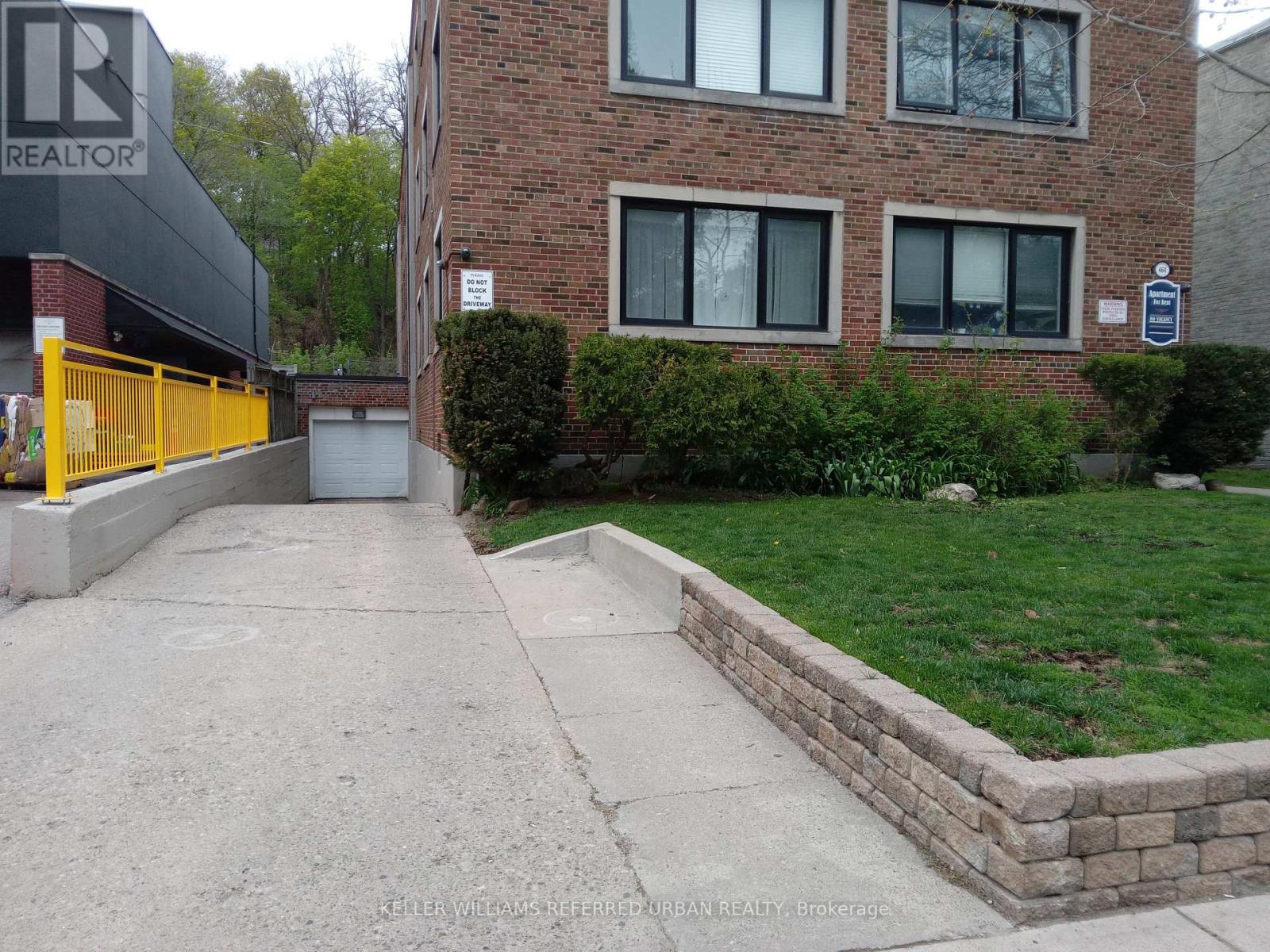 Photo 2 of 3 464 Summerhill Avenue, Toronto ON
