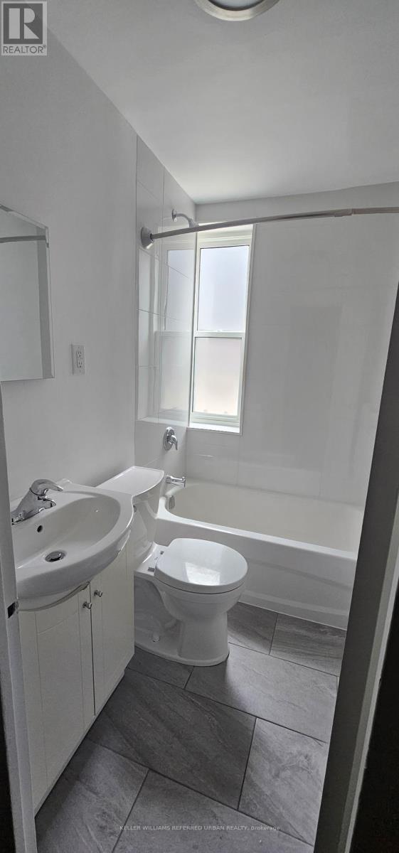 Photo 7 of 3 464 Summerhill Avenue, Toronto ON