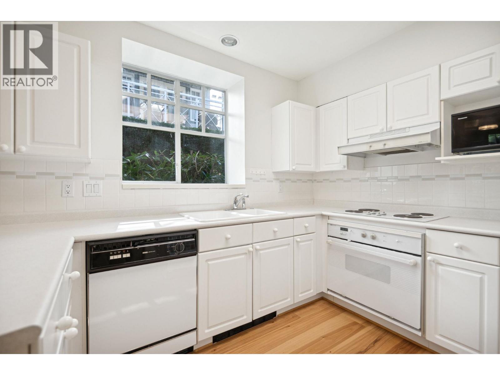 Photo 14 of 43 5880 Hampton Place, Vancouver BC