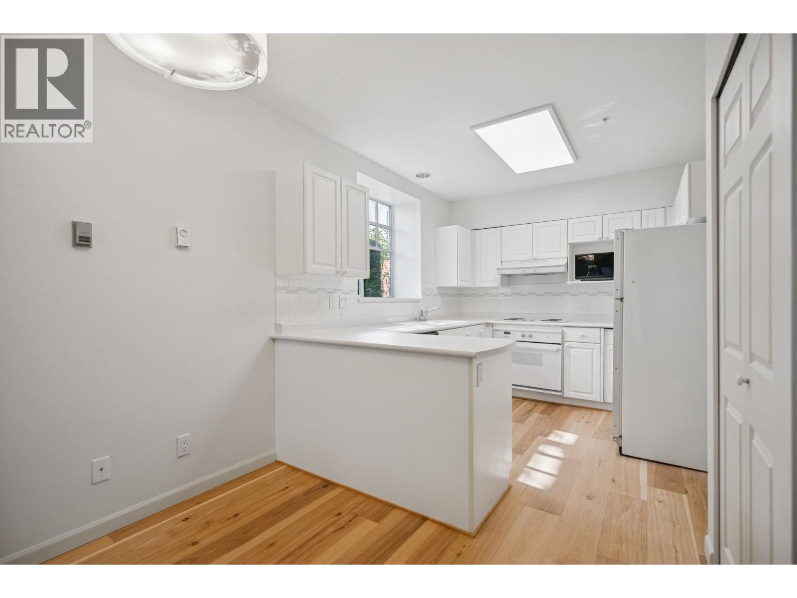 Photo 13 of 43 5880 Hampton Place, Vancouver BC