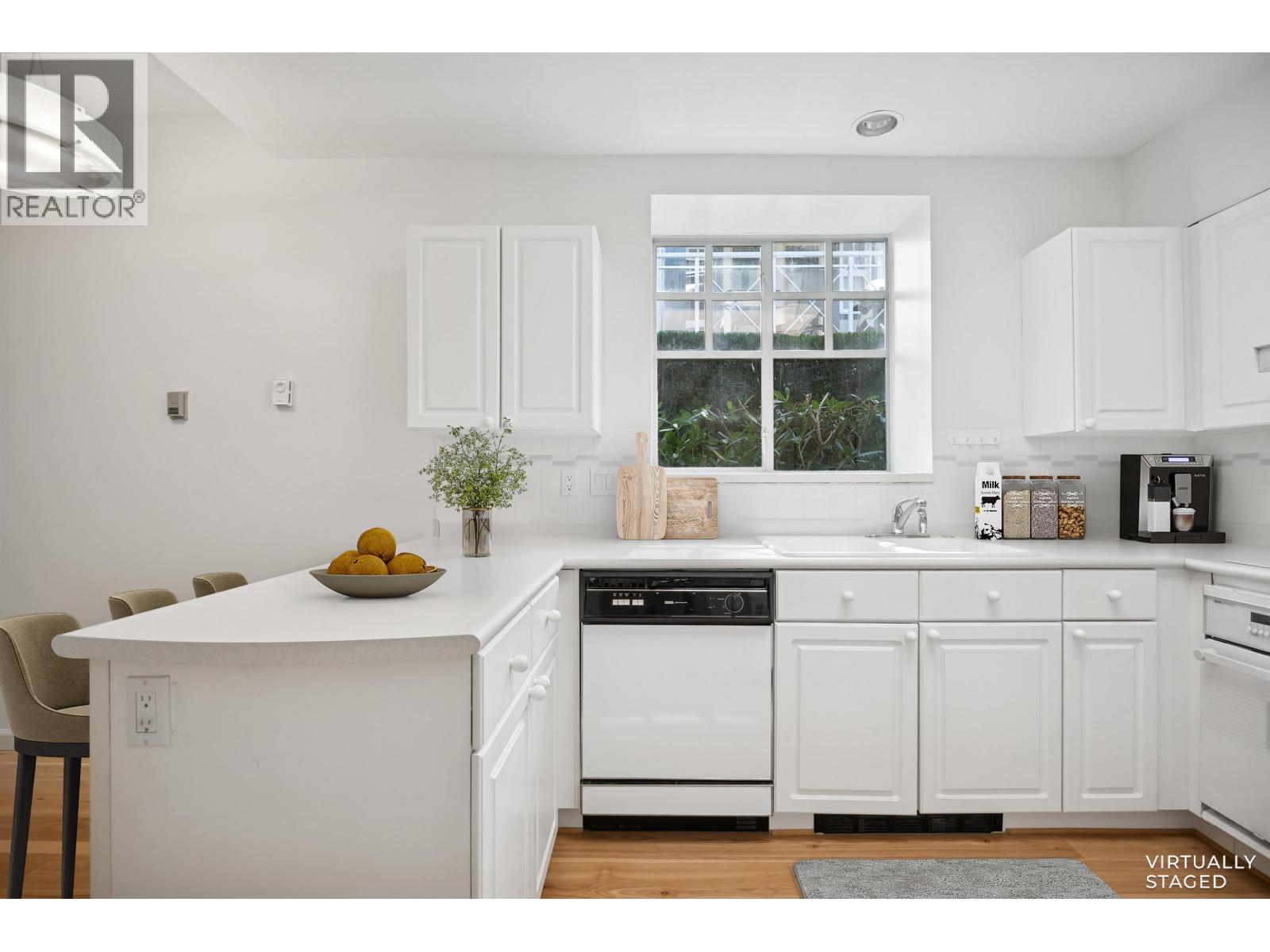 Photo 5 of 43 5880 Hampton Place, Vancouver BC