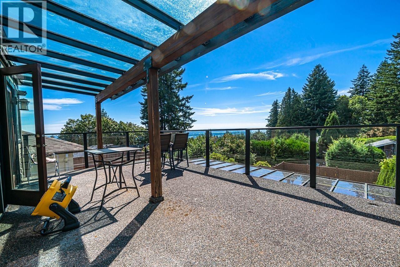 Photo 4 of 3435 St Georges Avenue, North Vancouver BC