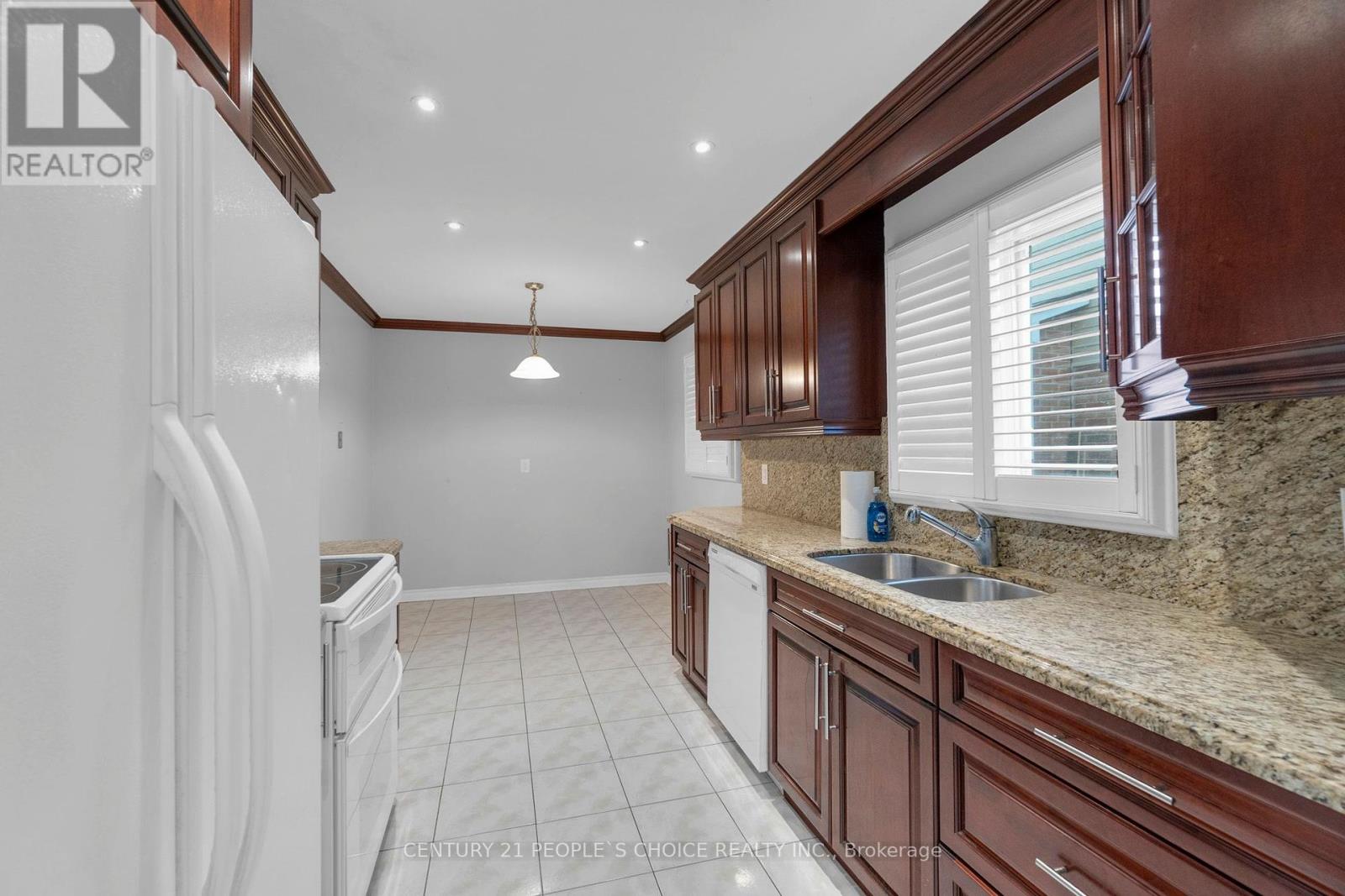 Photo 12 of 35 Ferri Crescent, Brampton ON