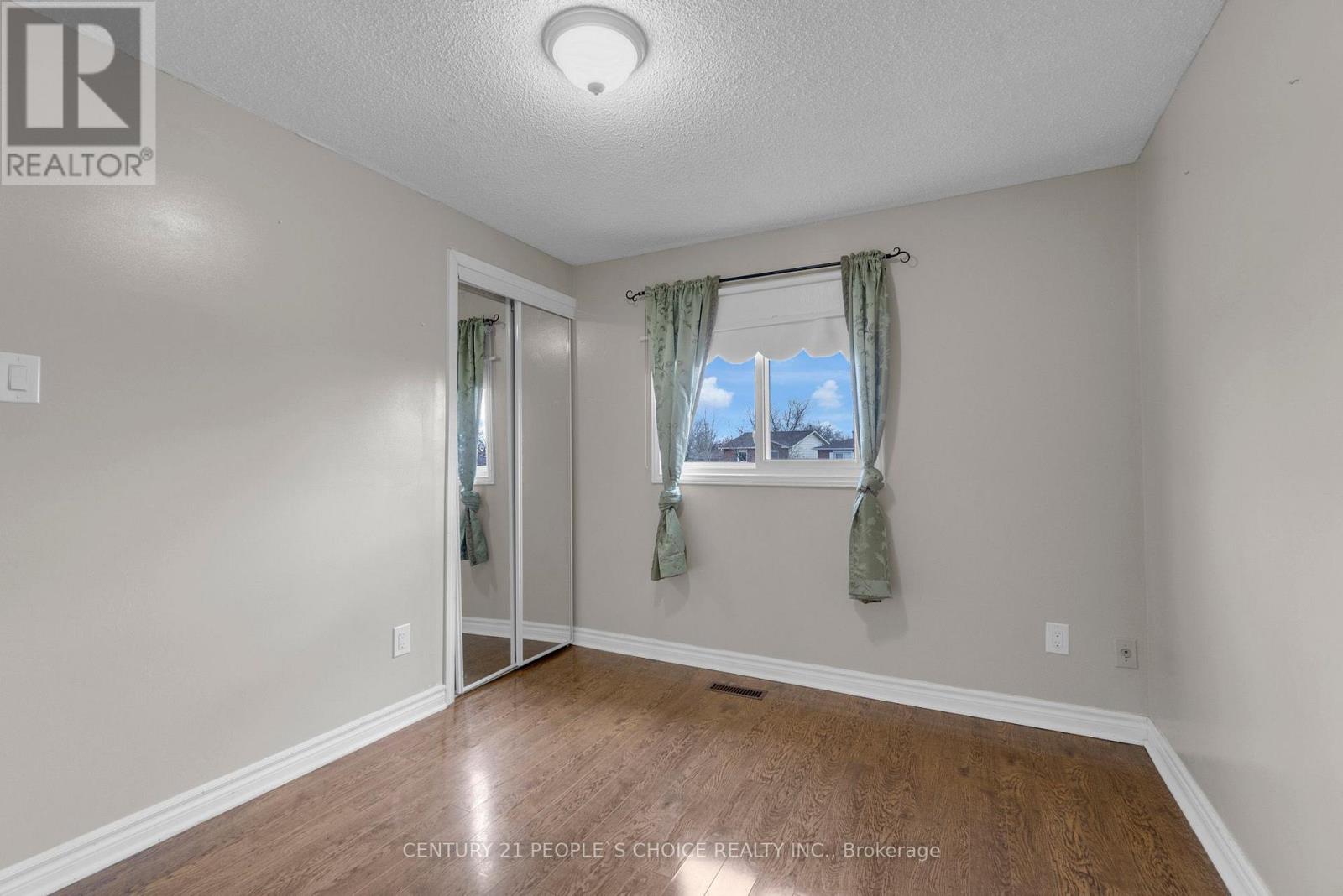 Photo 23 of 35 Ferri Crescent, Brampton ON